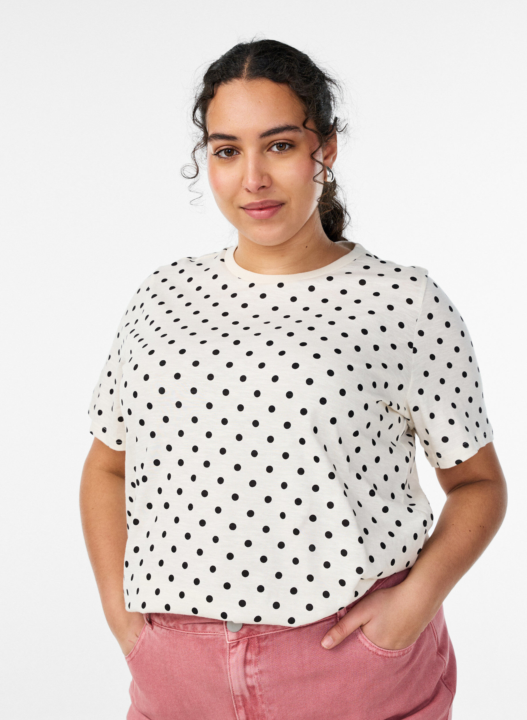 Zizzi Gepunktetes T-Shirt aus Baumwolle, Vanille, Model image number 0