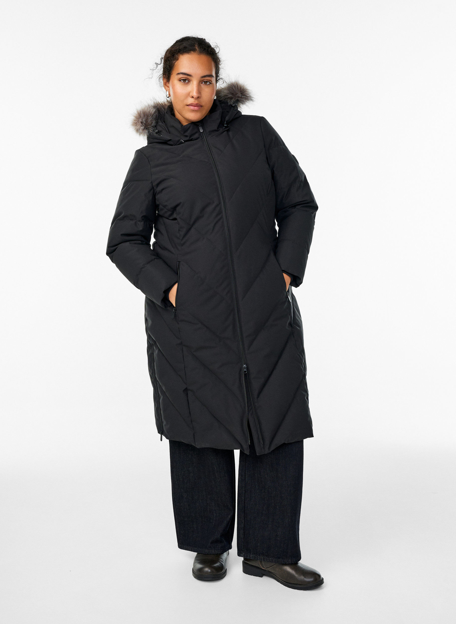 Langer Wintermantel mit Hakenverschl&uuml;ssen und Kunstfellkragen, Schwarz, Model