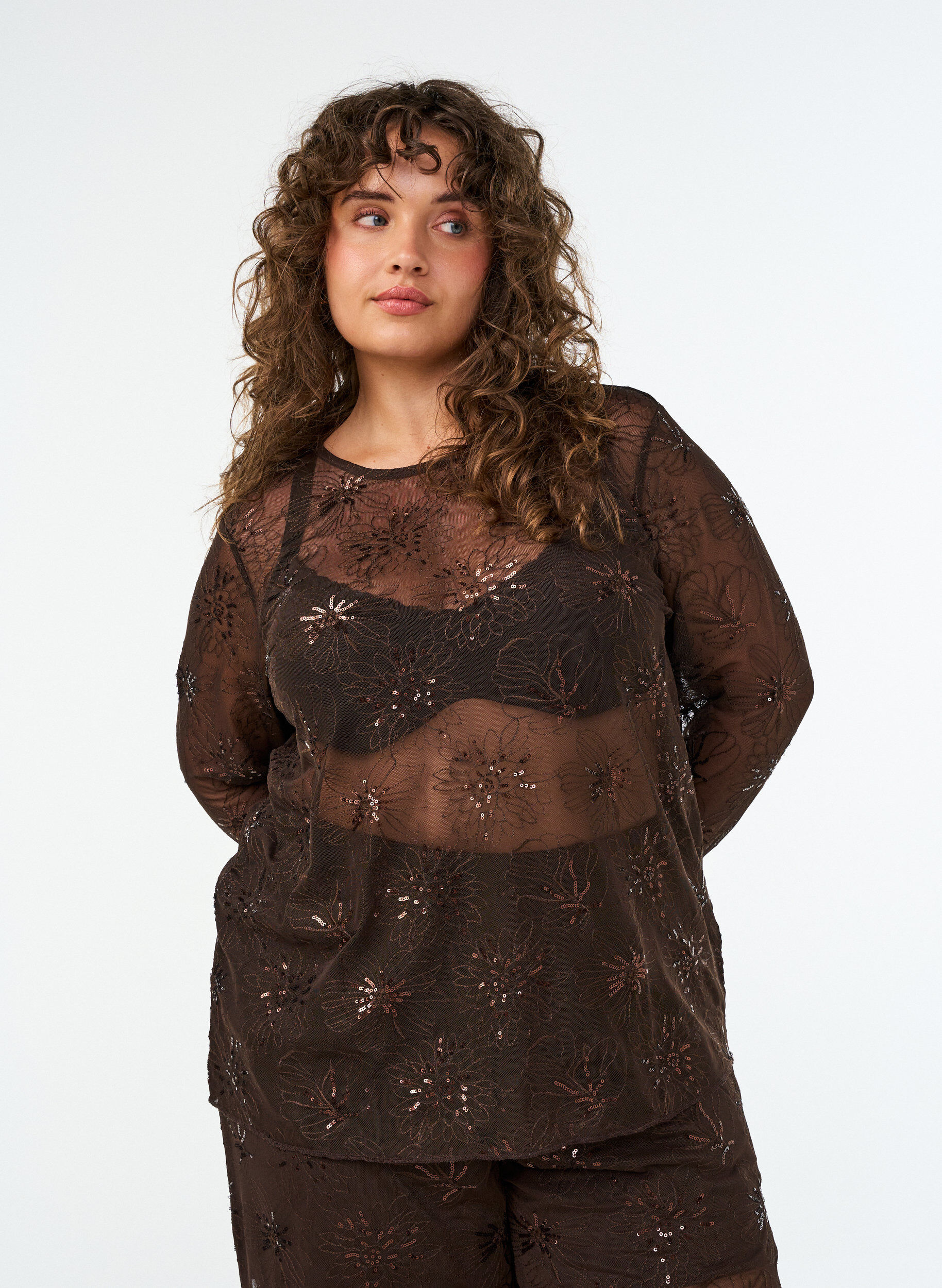 Bluse aus Mesh mit Blumen und Pailletten, Braun, Model