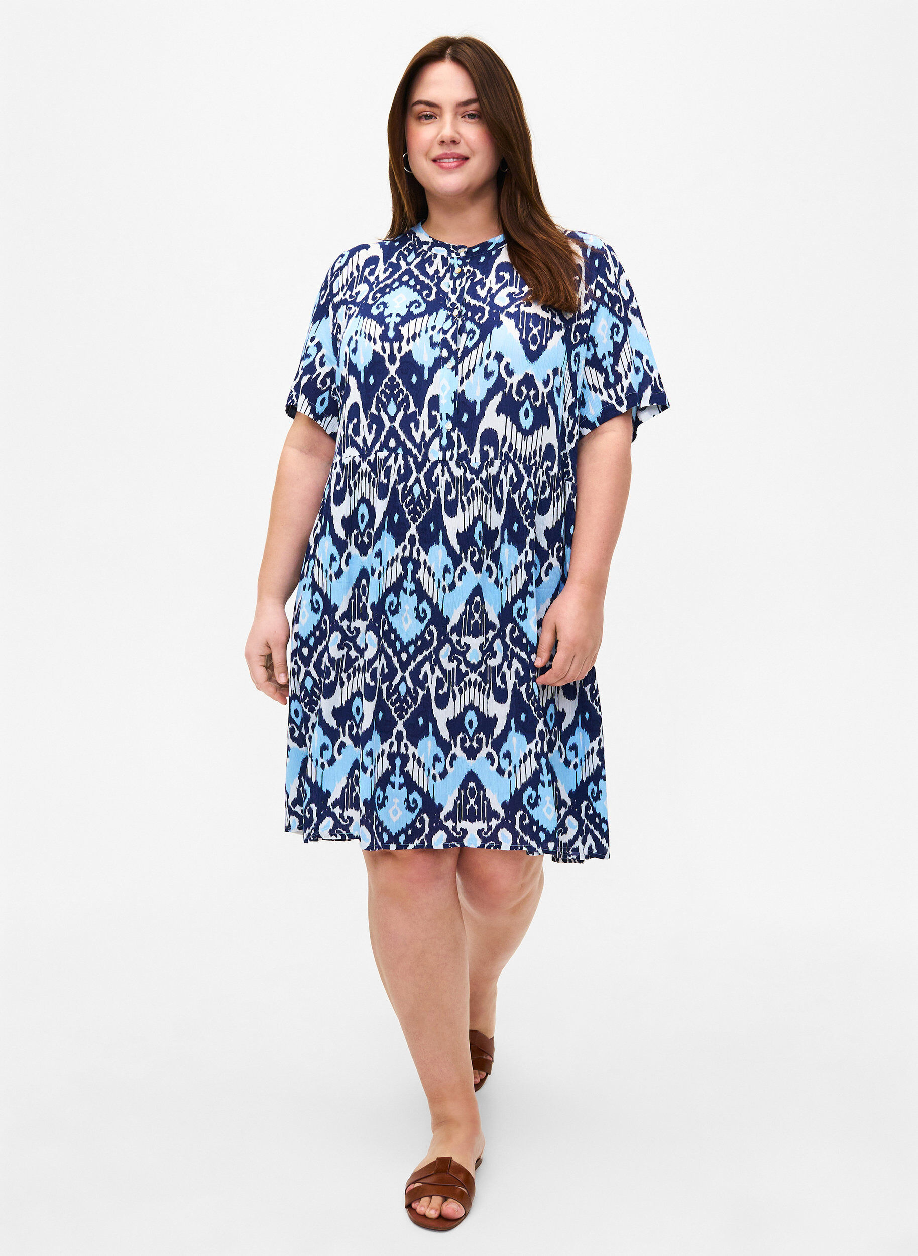 Zizzi Kurz&auml;rmliges Viskosekleid mit Print, Blue Ethnic AOP, Model image number 2