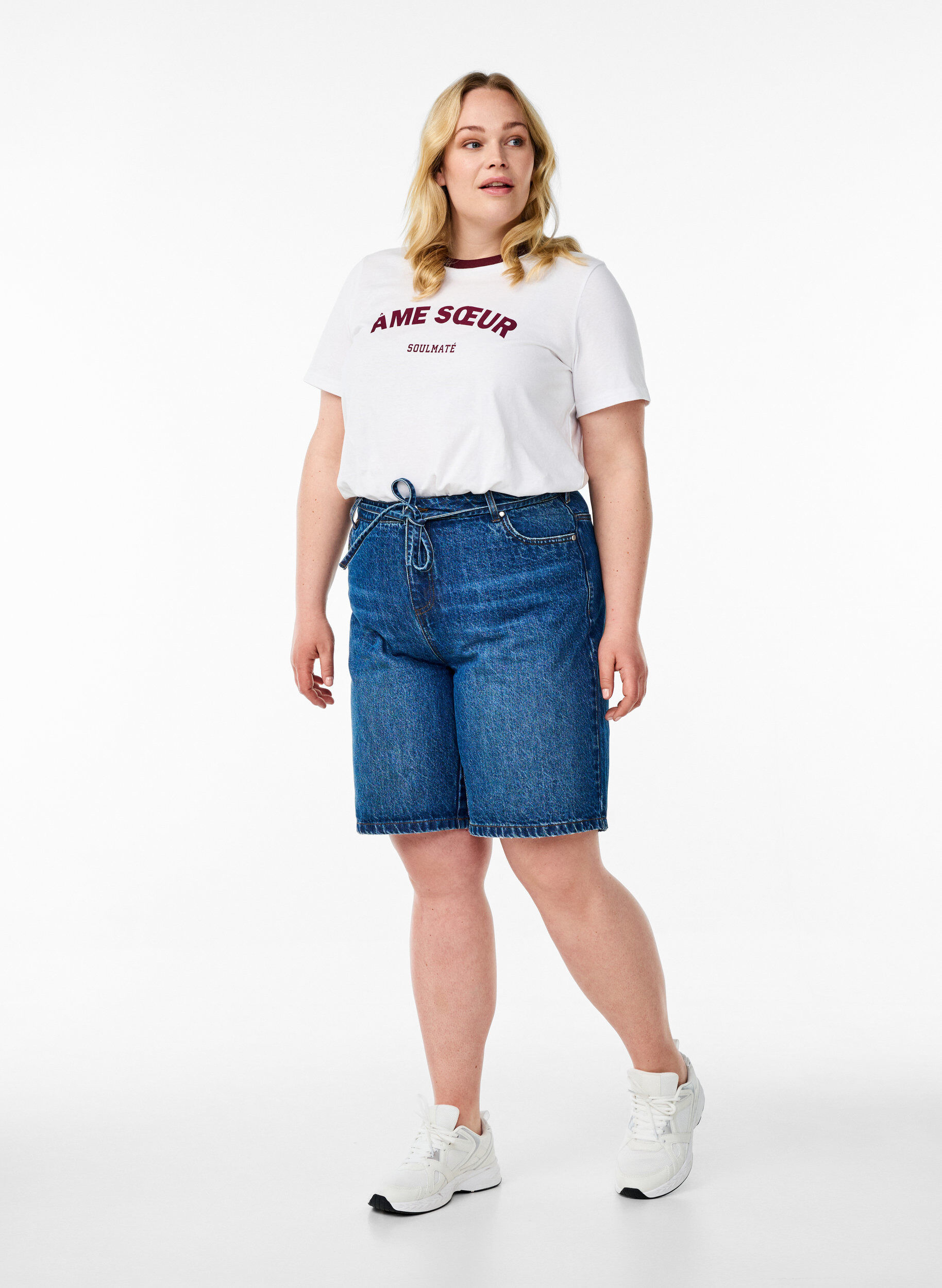 Zizzi T-Shirt mit Textdruck und Kontrastbesatz, Wei&szlig;, Model image number 1