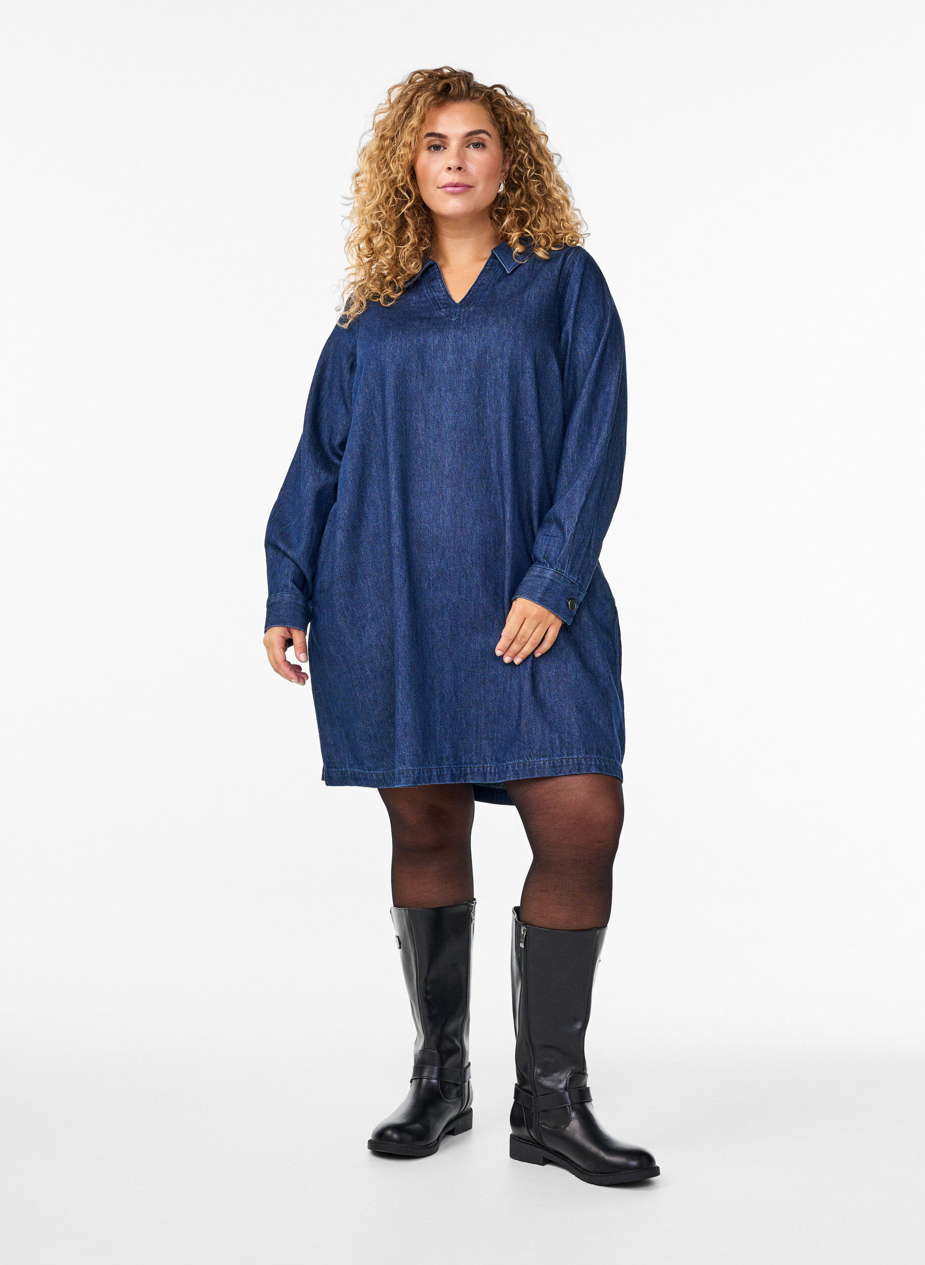 Zizzi Jeanskleid mit V-Ausschnitt und Kragen, Blau, Model image number 1