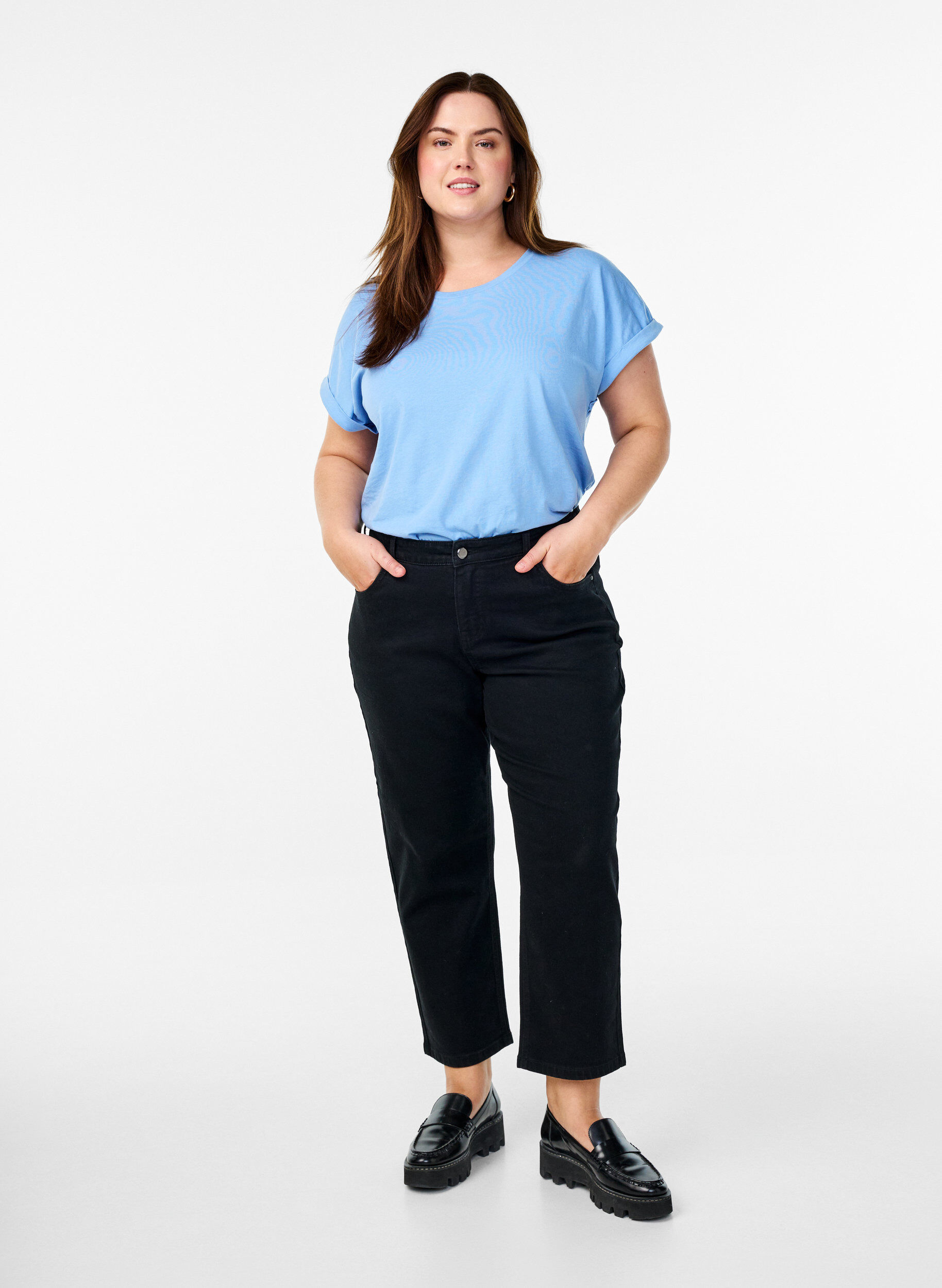 Gek&uuml;rzte Vera Jeans mit geradem Bein, Schwarz, Model