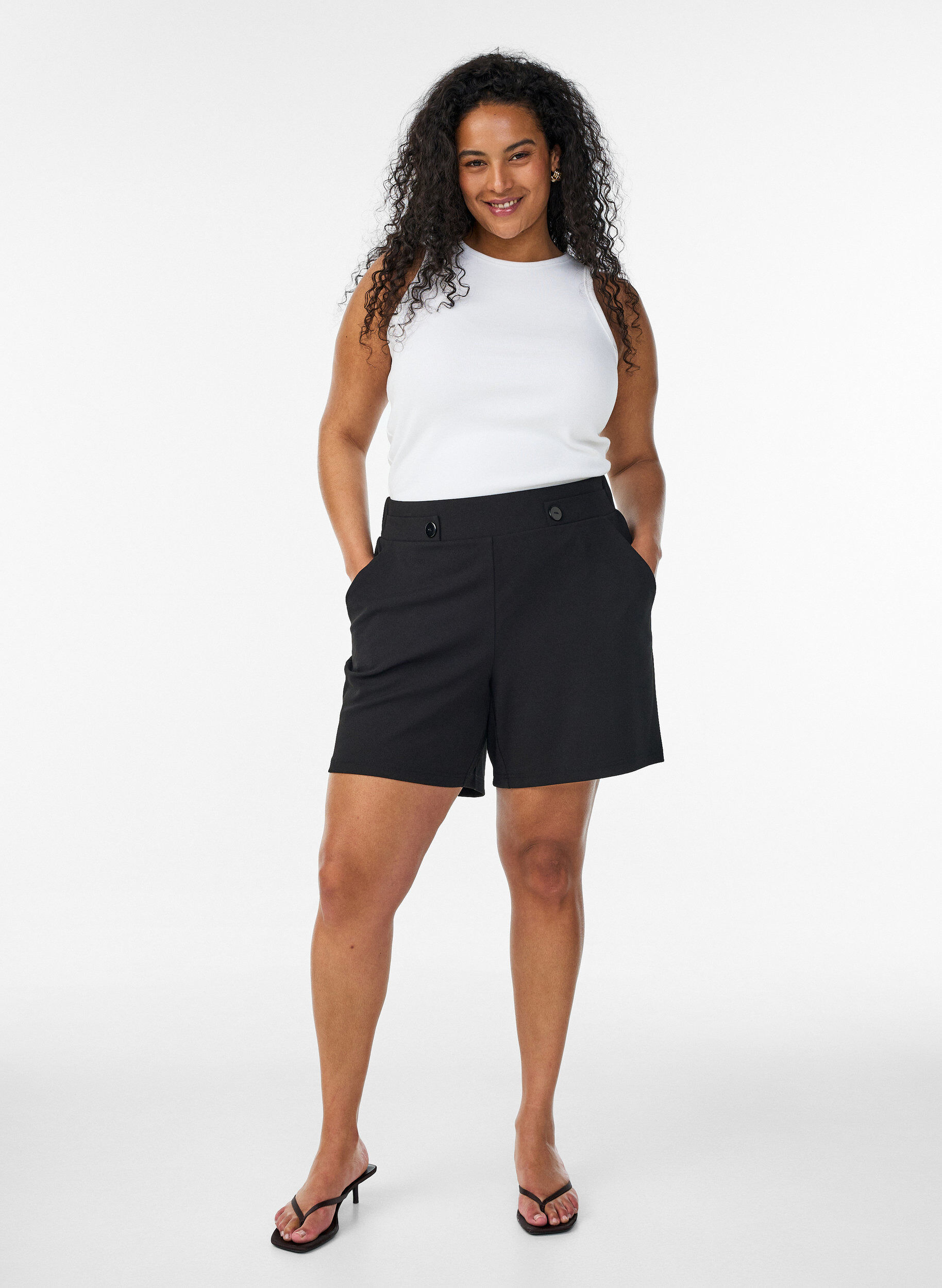 ZizziShorts mit Taschen und lockerer Passform, Schwarz, Model image number 1