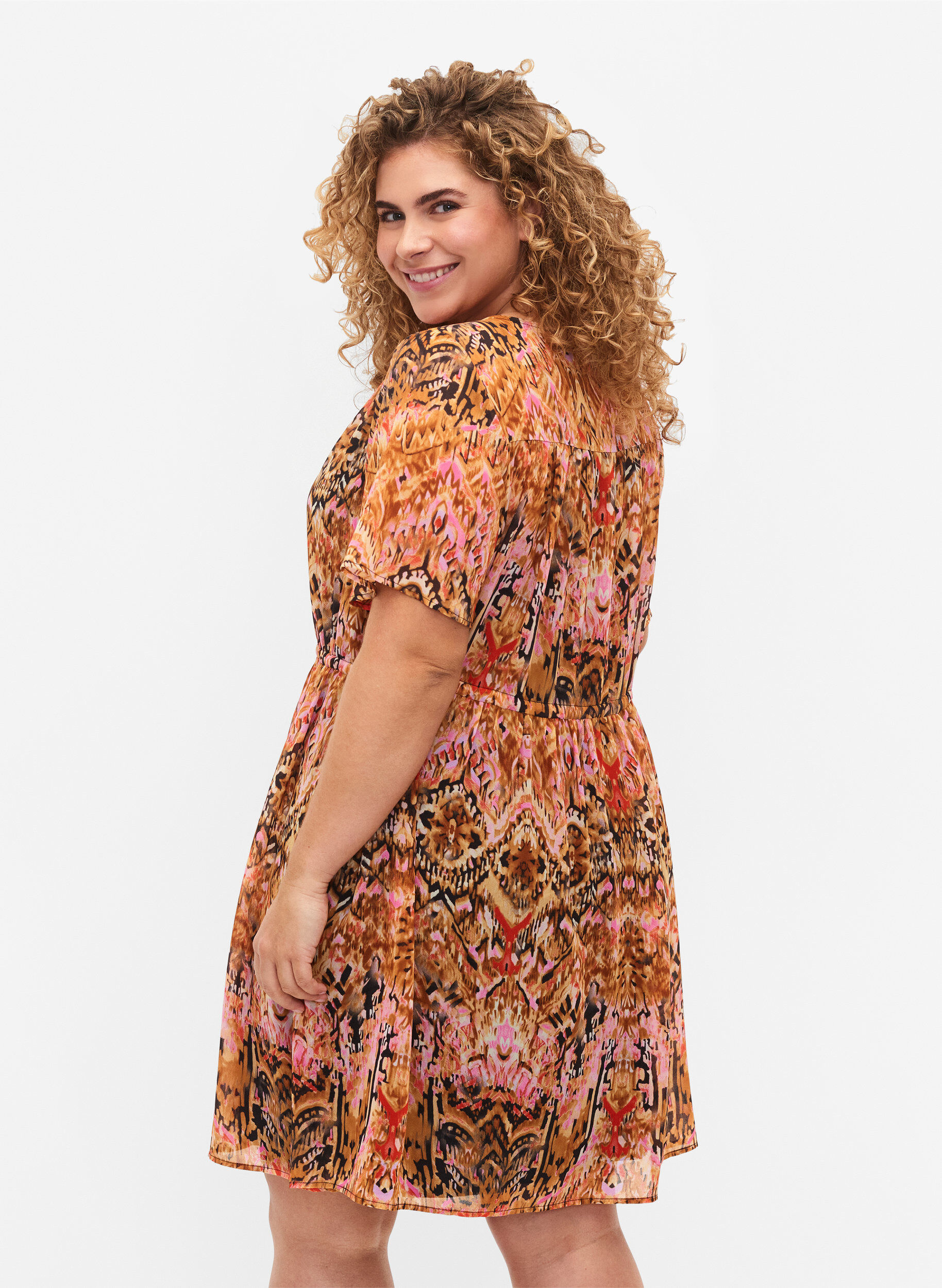 Zizzi Kurzes Kleid mit V-Ausschnitt und Druck, Colorful Ethnic, Model image number 1