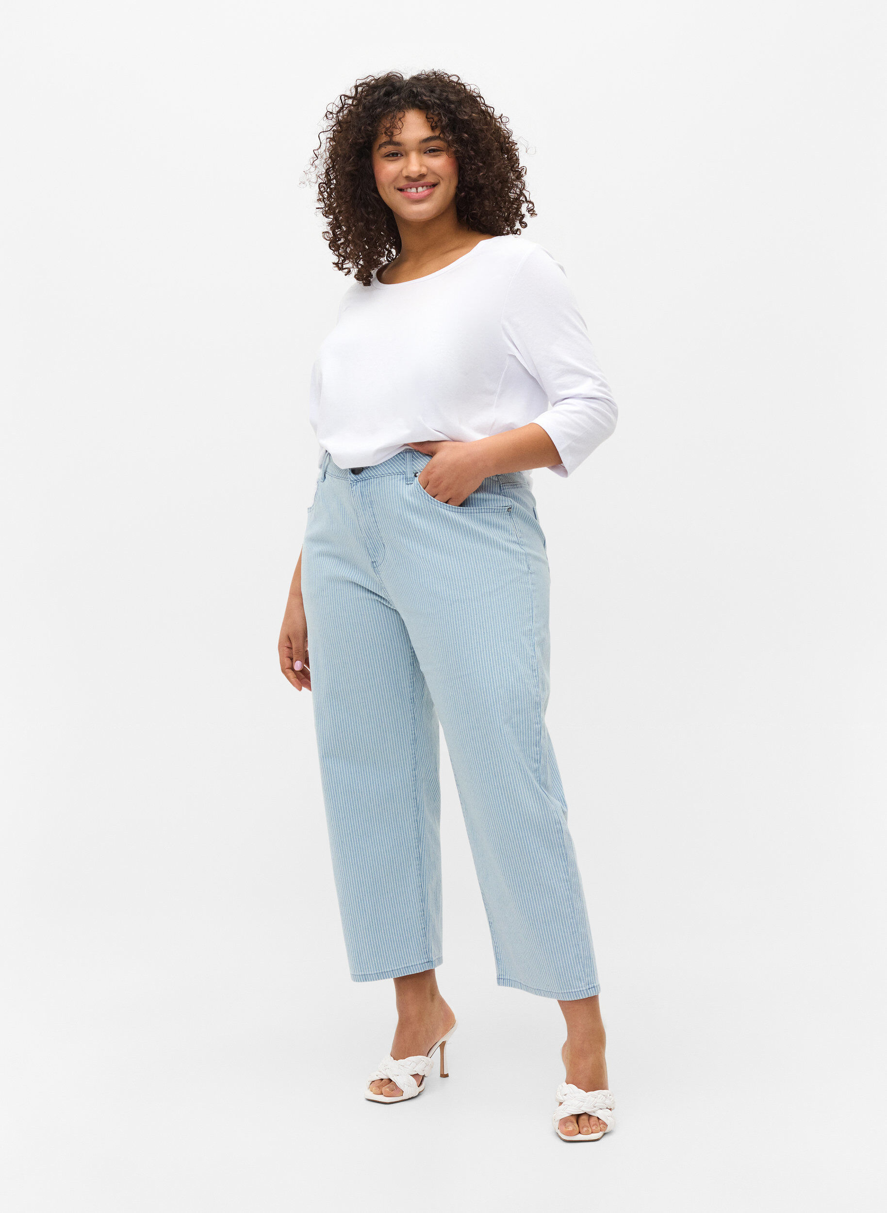 Zizzi Straight Jeans mit Kn&ouml;chell&auml;nge, Light Blue Stripe, Model image number 4