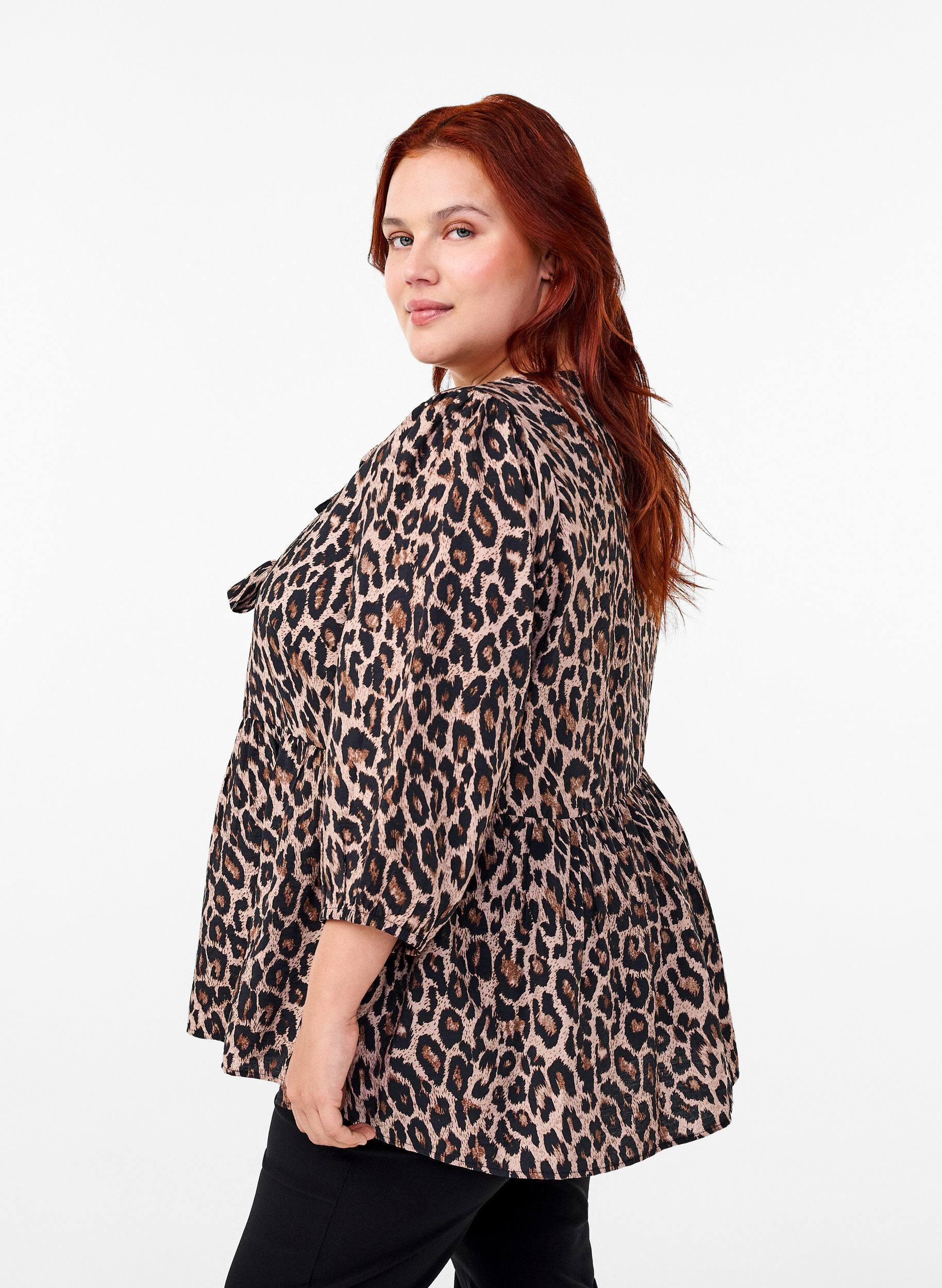 Zizzi Leo Bluse mit Schleife, Leo AOP w. Bow, Model image number 1