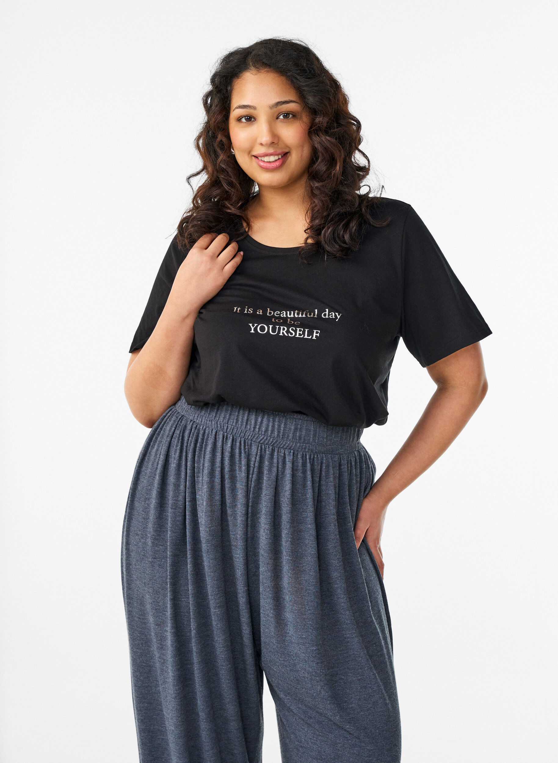 Zizzi T-Shirt mit Print, Schwarz, Model image number 0