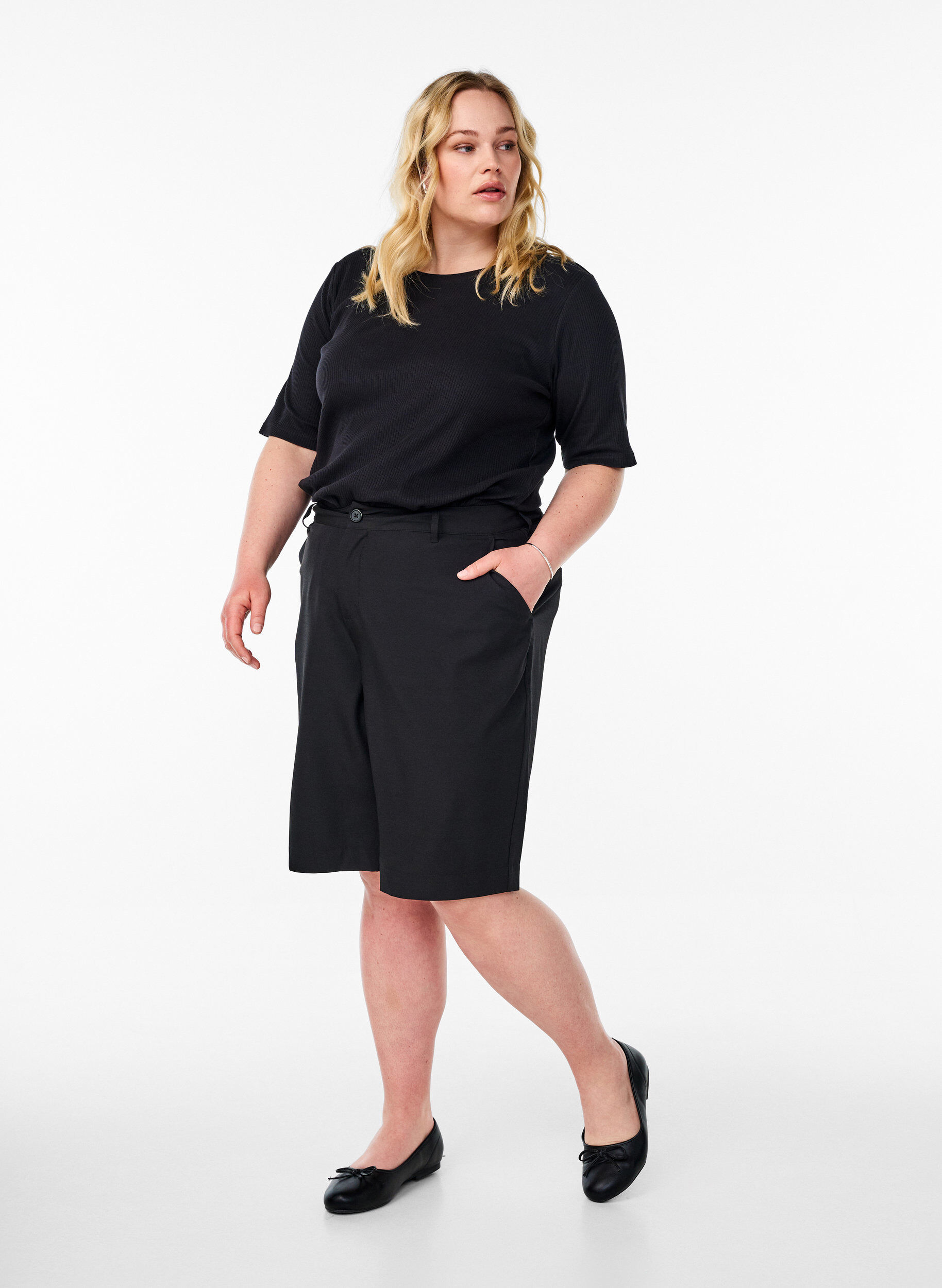 Zizzi Bluse aus geripptem Jersey mit kurzen &Auml;rmeln, Schwarz, Model image number 1