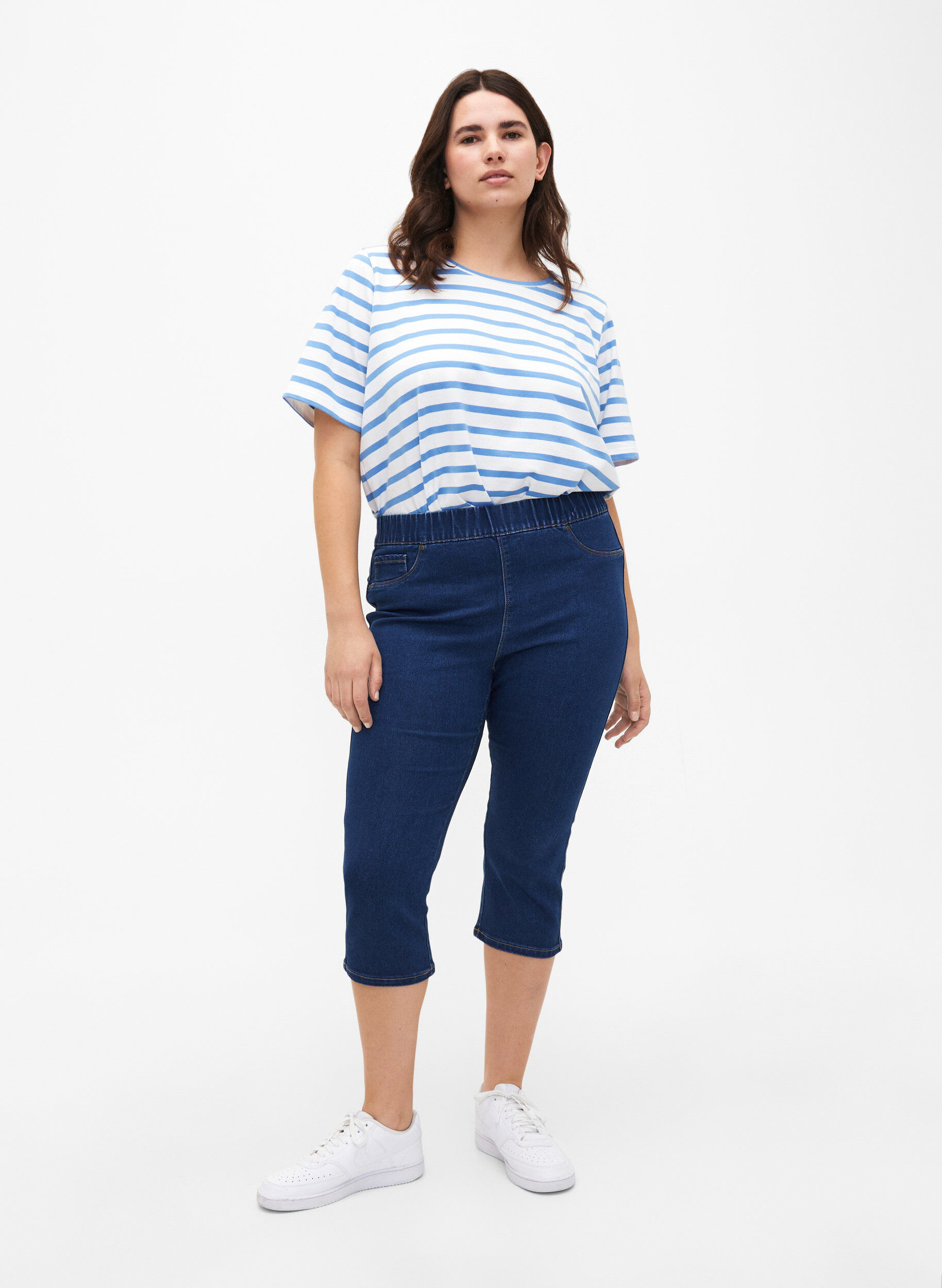 Zizzi  Denim-Caprihosen mit elastischem Bund, Blau, Model image number 1