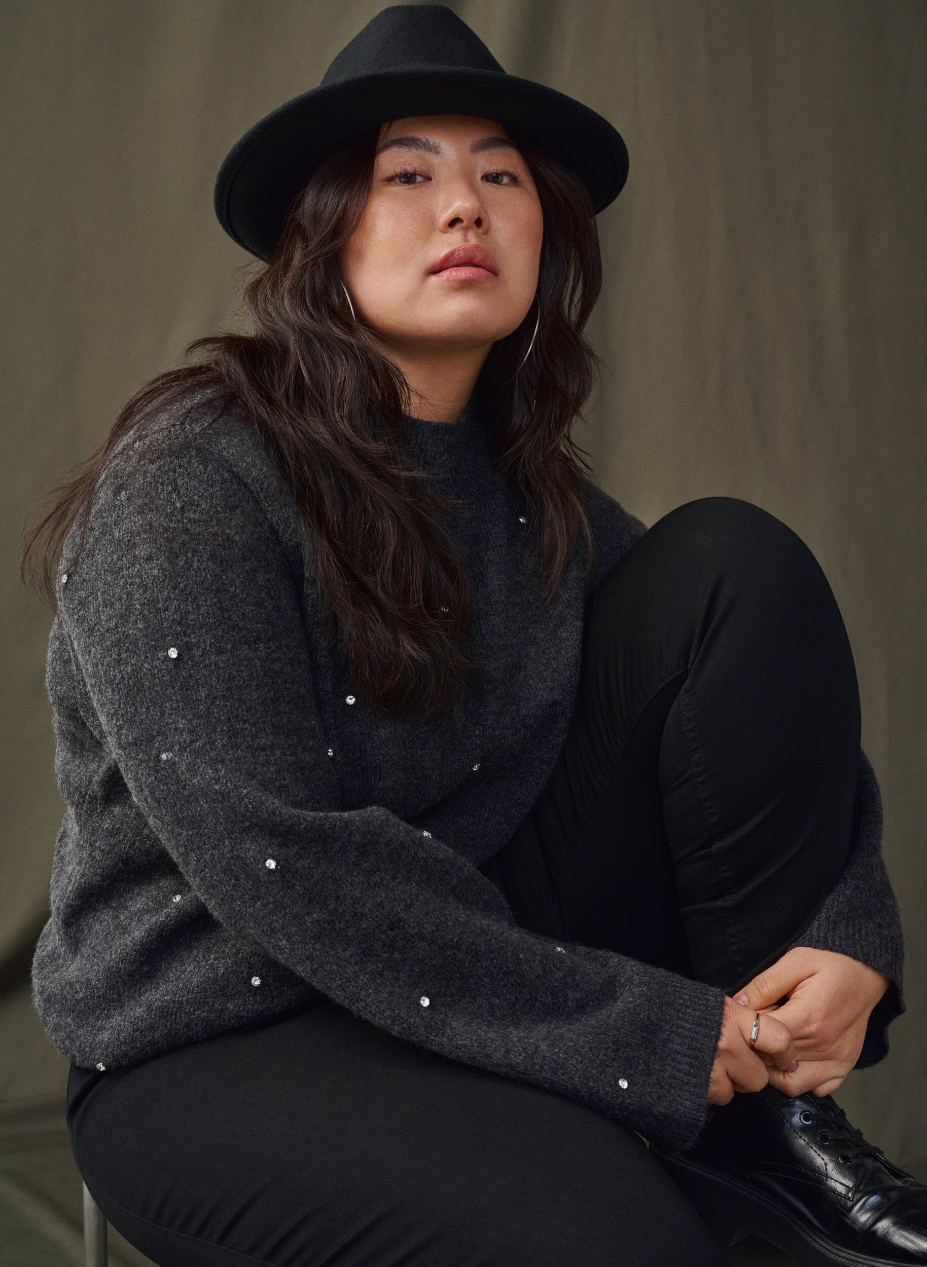 Zizzi  Strickbluse mit Strass und hohem Ausschnitt, Dark Grey Melange, Image image number 0