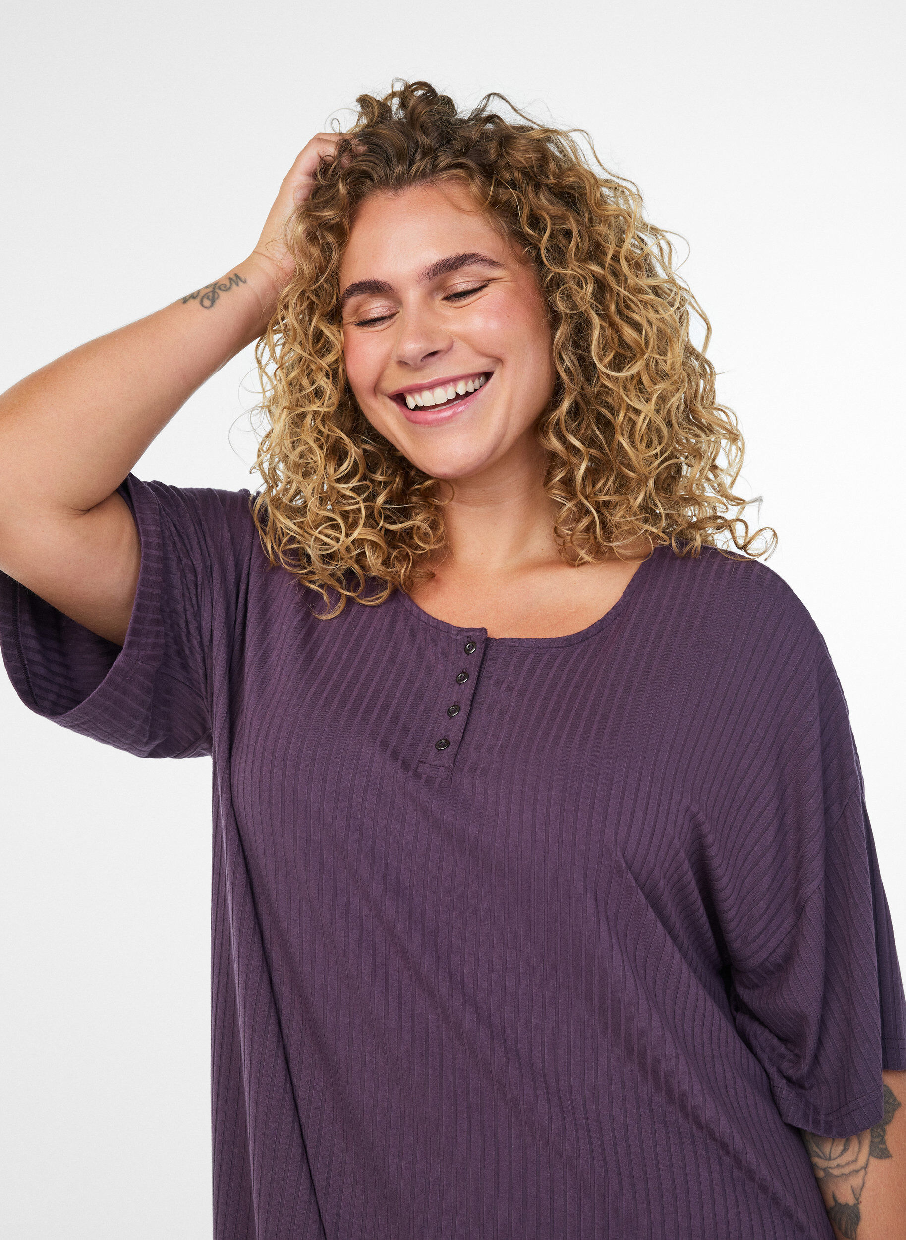 ZizziNachthemd aus Viskose-Jersey mit Rippstruktur, Lila, Model image number 3