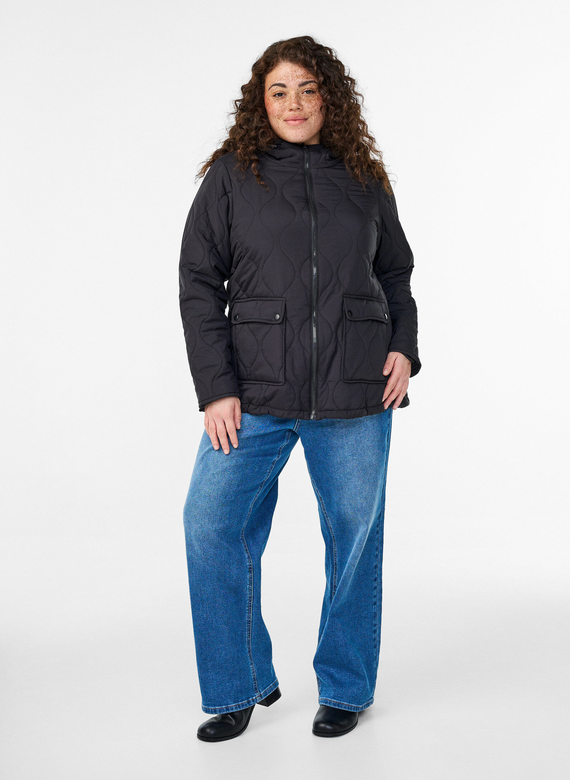 Zizzi Steppjacke mit Kapuze und Taschen, Schwarz, Model image number 1