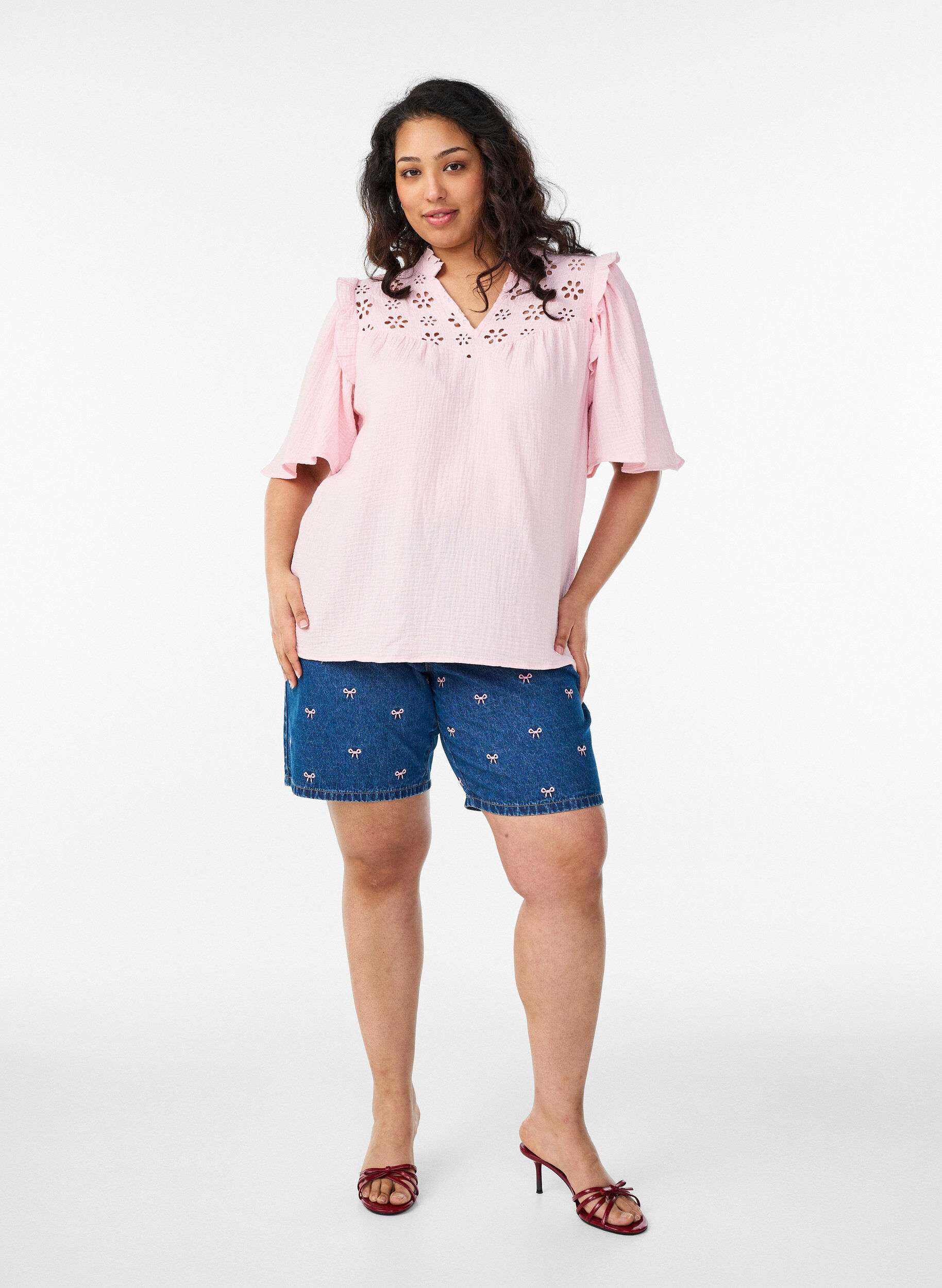 Zizzi Bluse aus Baumwoll-Musselin mit Broderie Anglaise und 1/2-&Auml;rmeln, Rot, Model image number 1