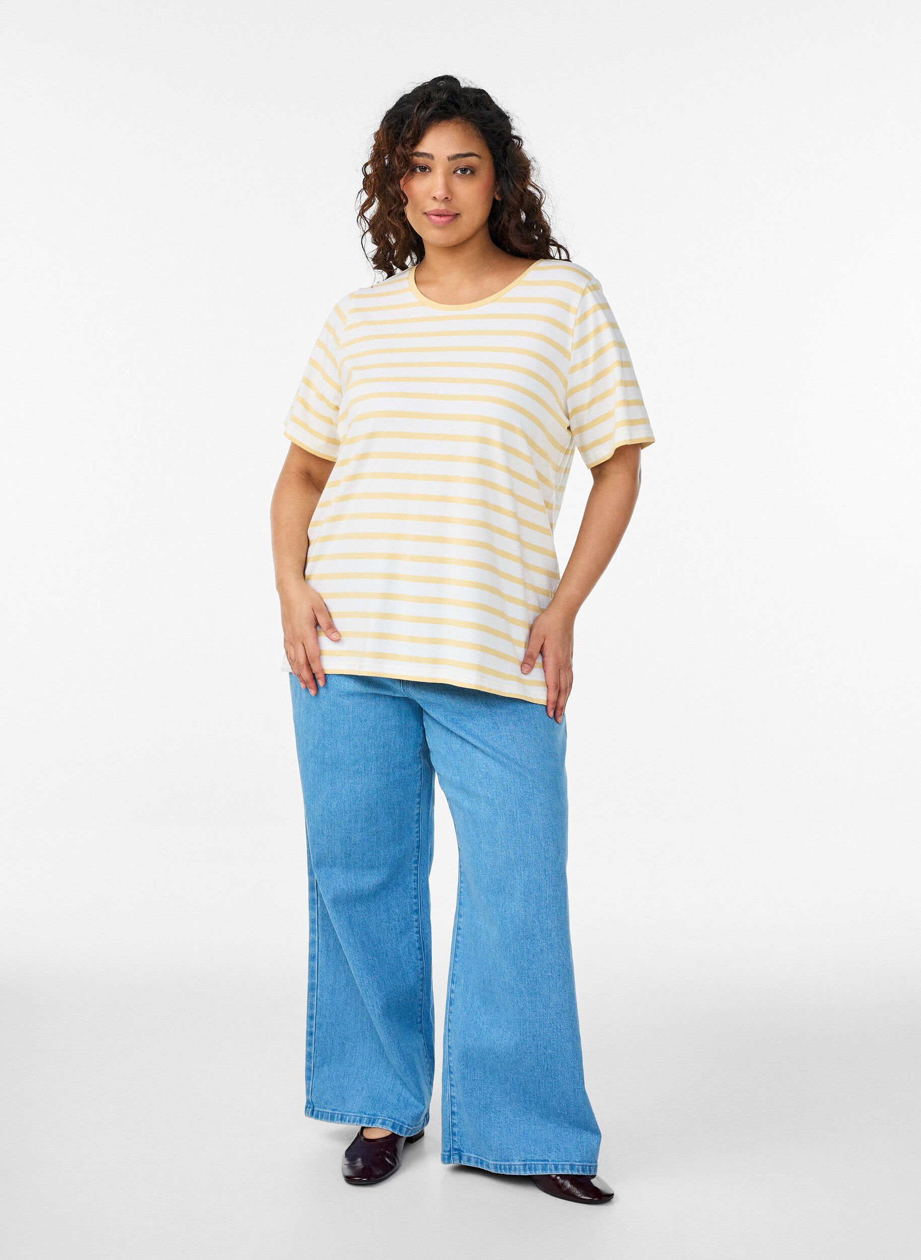 Zizzi Gestreiftes T-Shirt aus Bio-Baumwolle, Gelb, Model image number 1