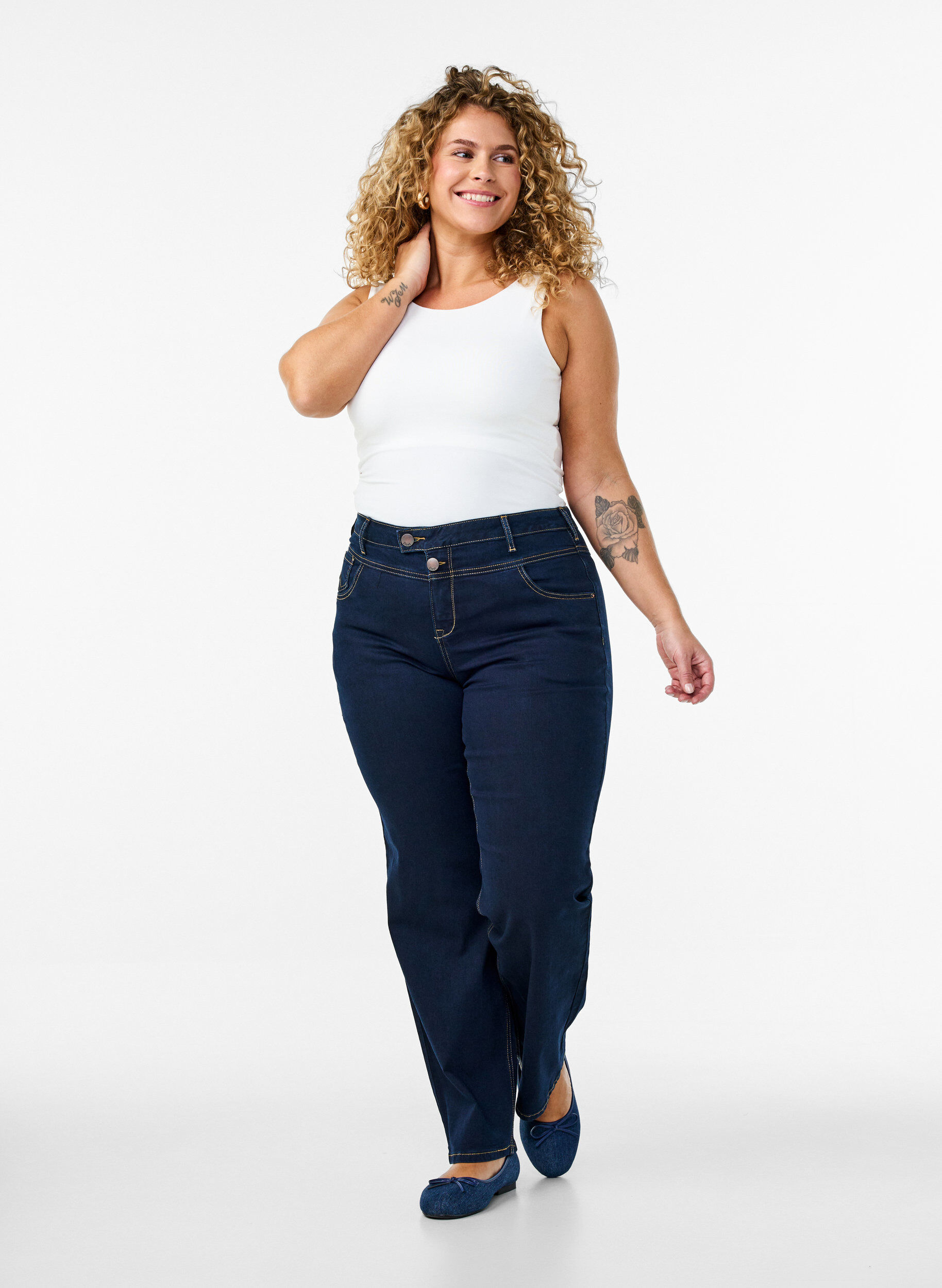 Gemma Jeans in Regular Fit mit hohem Bund, Blau, Model