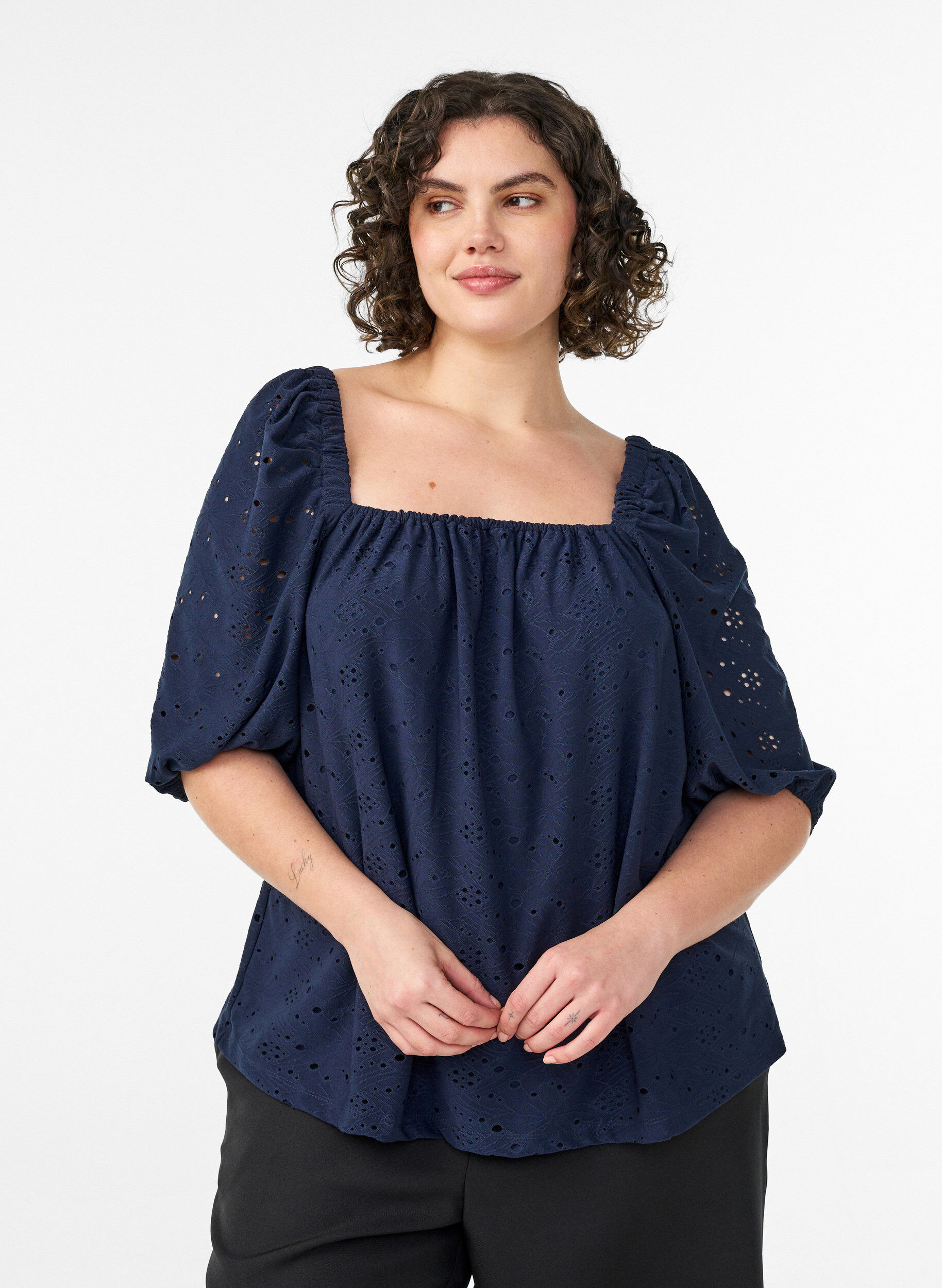 Zizzi Bluse mit kurzen Puff&auml;rmeln und Lochmuster, Blau, Model image number 0