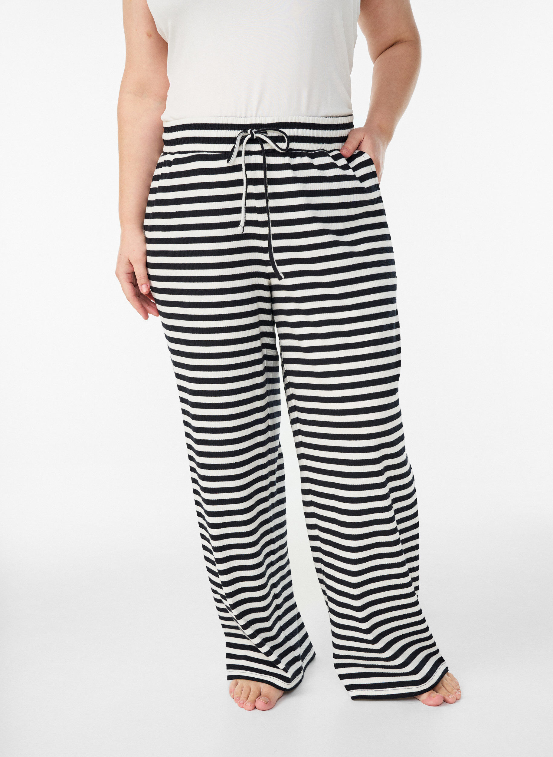 ZizziGestreifte Schlafanzughose mit hoher Taille und weiten Beinen, Schwarz, Model image number 2