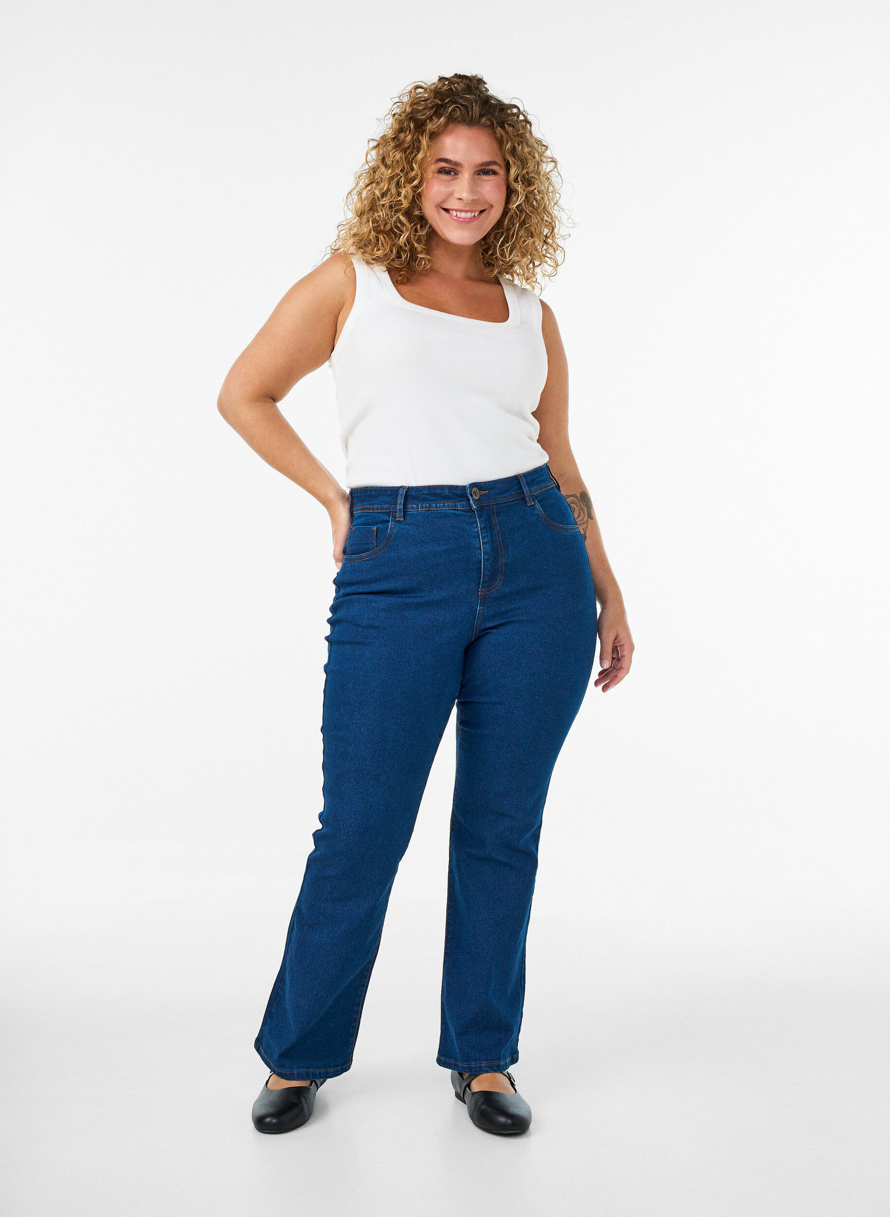 Hoch taillierte Jeans mit Bootcut, Blau, Model