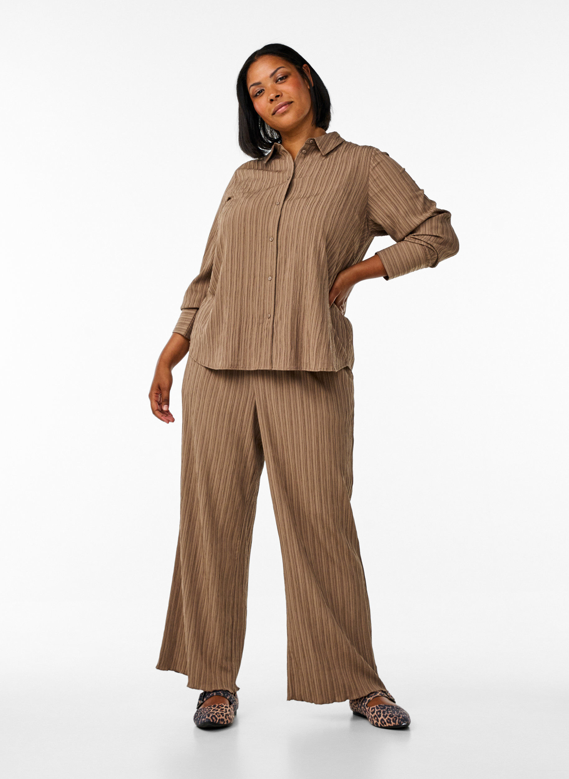 Zizzi FLASH - Bluse mit Textur, Braun, Model image number 1