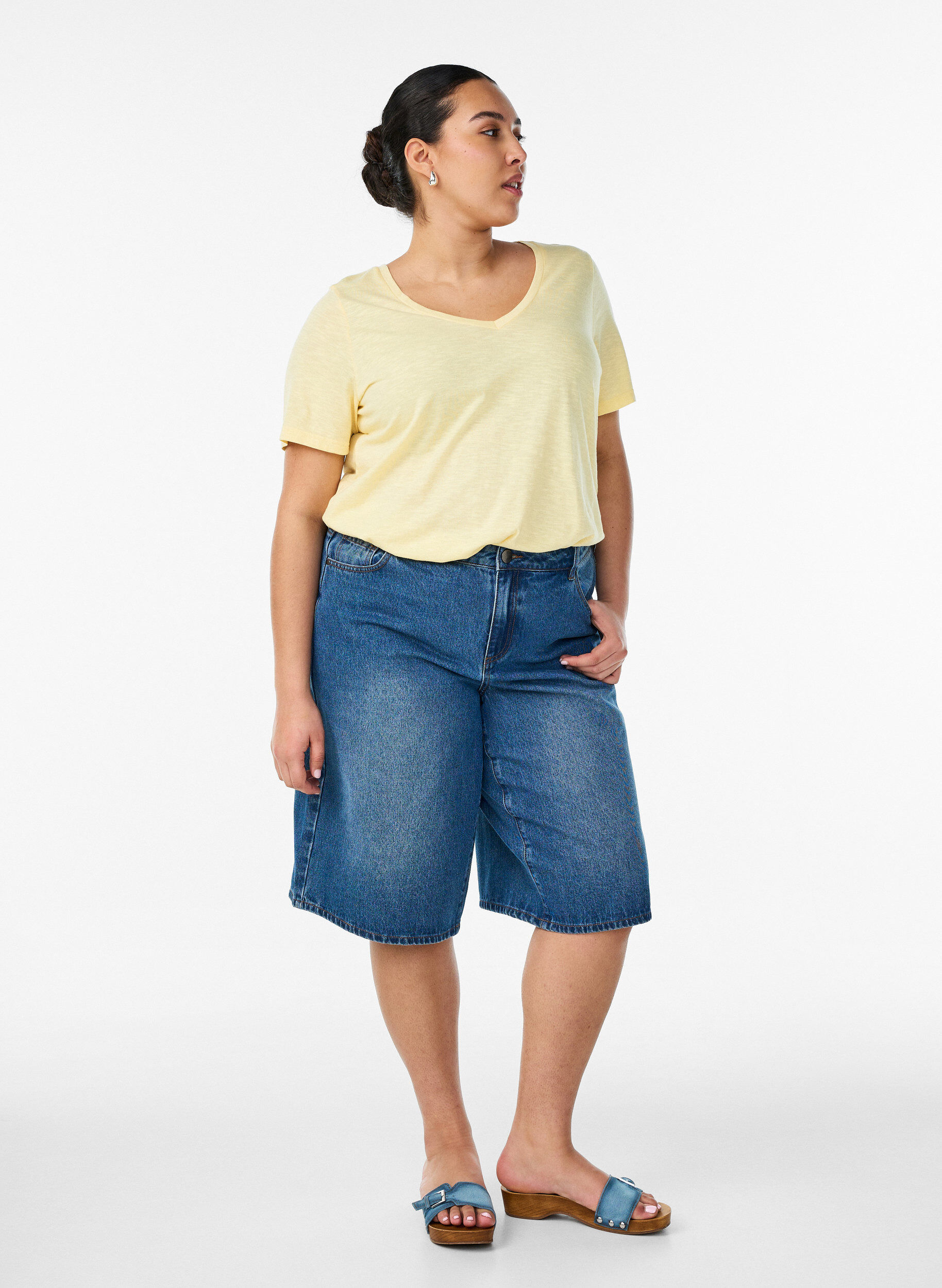 Zizzi Kurz&auml;rmeliges Basic T-Shirt mit V-Ausschnitt, Gelb, Model image number 1