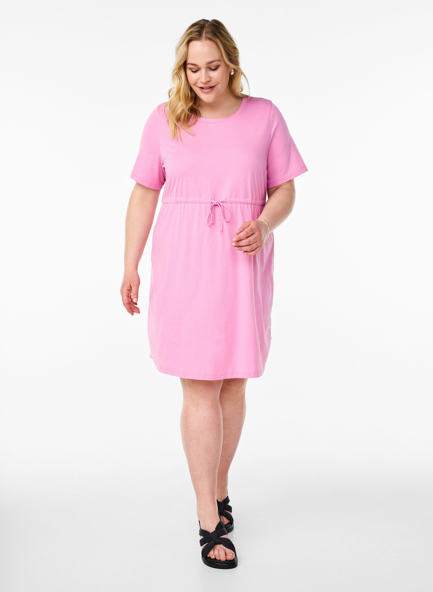 Zizzi FLASH &ndash; Kurzes T-Shirt-Kleid mit Bindeg&uuml;rtel, Pink, Model image number 1