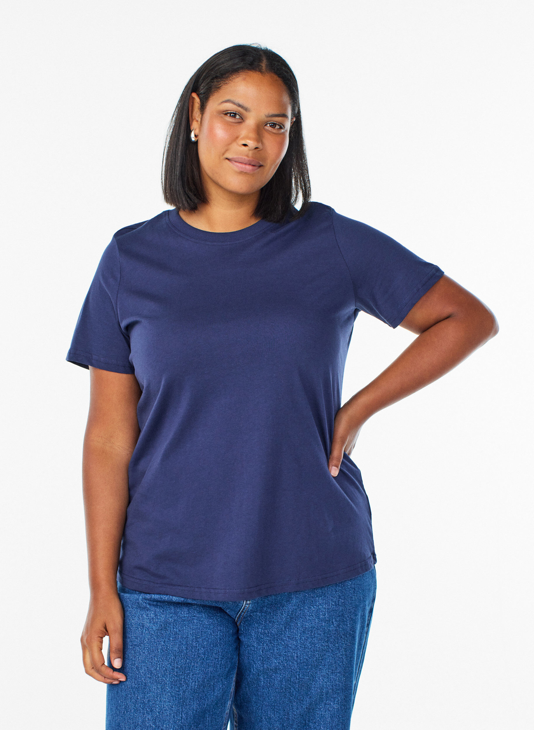 Basic-T-Shirt aus Baumwolle mit Rundhalsausschnitt, Blau, Model