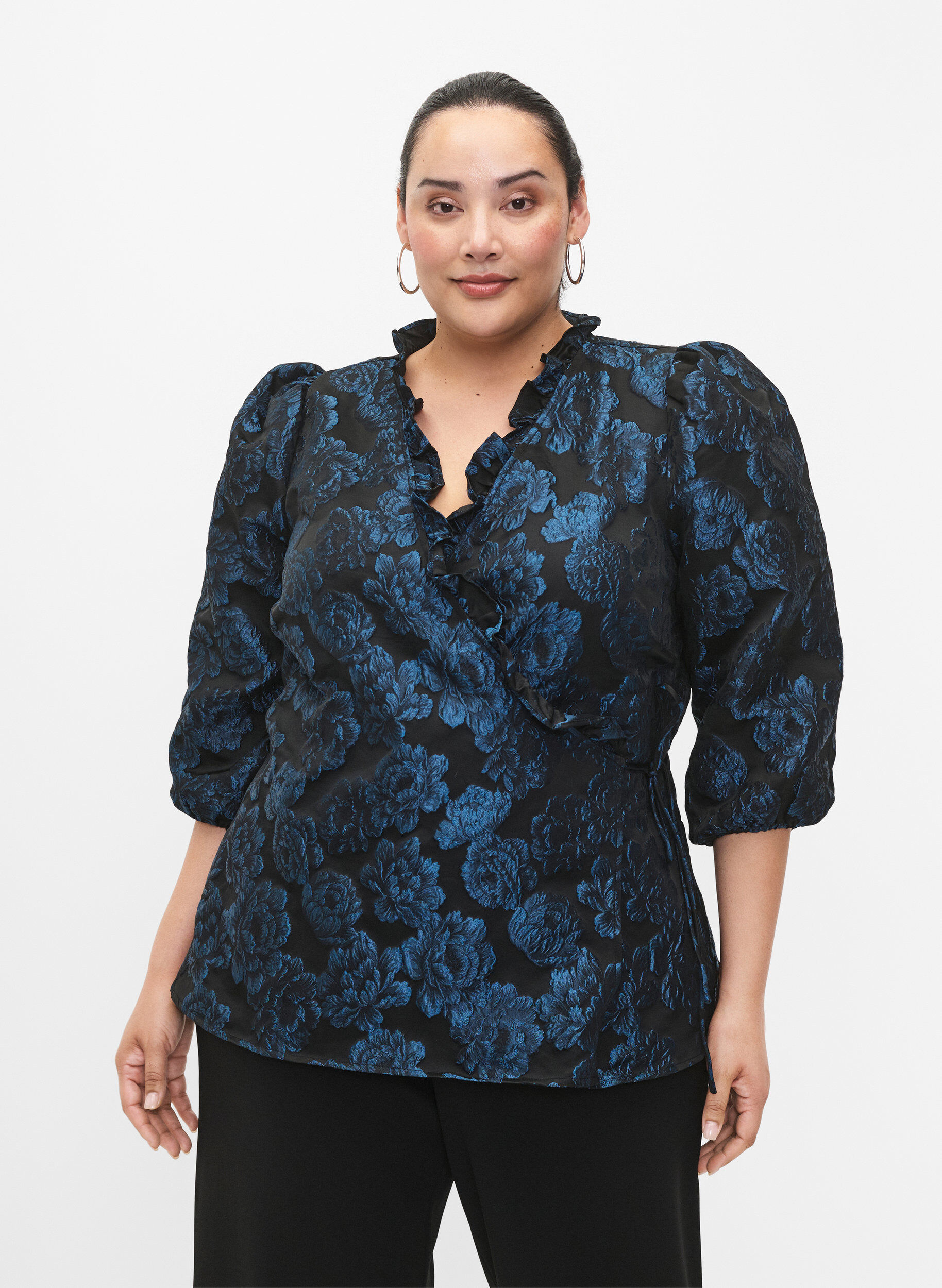 Zizzi Jacquard-Wickelbluse mit 3/4-&Auml;rmeln, Black Blue, Model image number 0