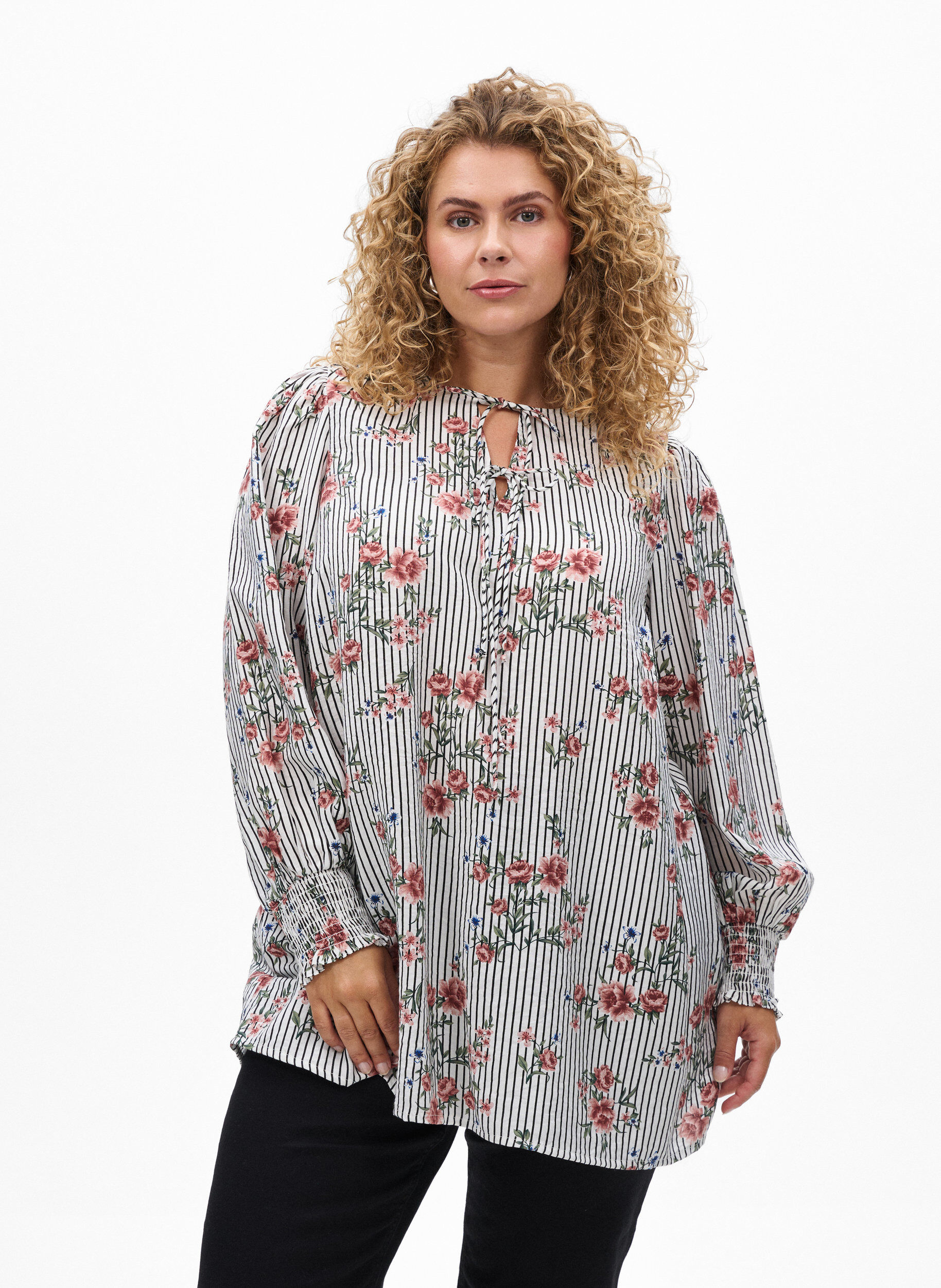 Zizzi Bluse mit gebl&uuml;mtem Print und Bindedetail, Schwarz, Model image number 0