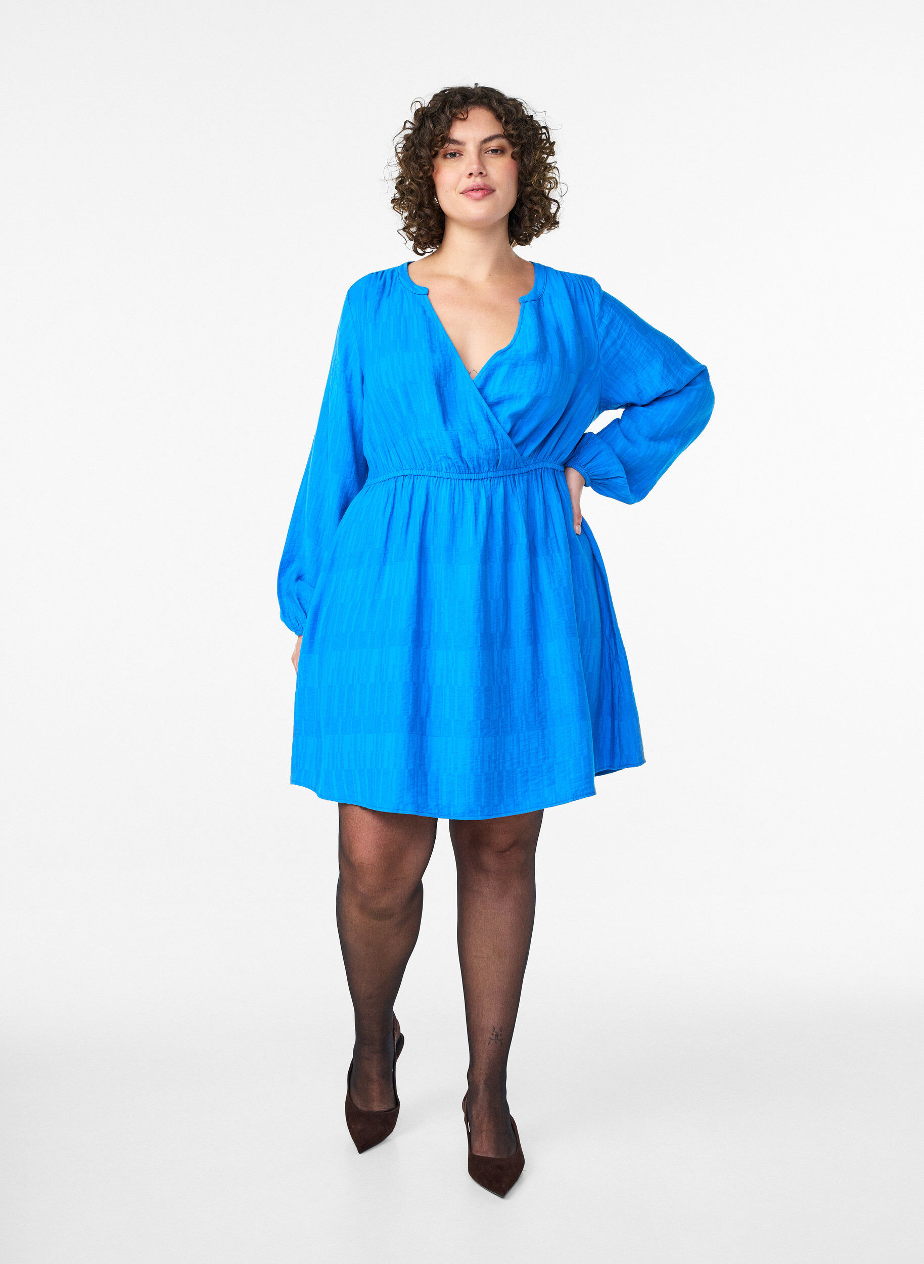 Zizzi Kurzes strukturiertes Kleid in Wickeloptik, Blau, Model image number 1