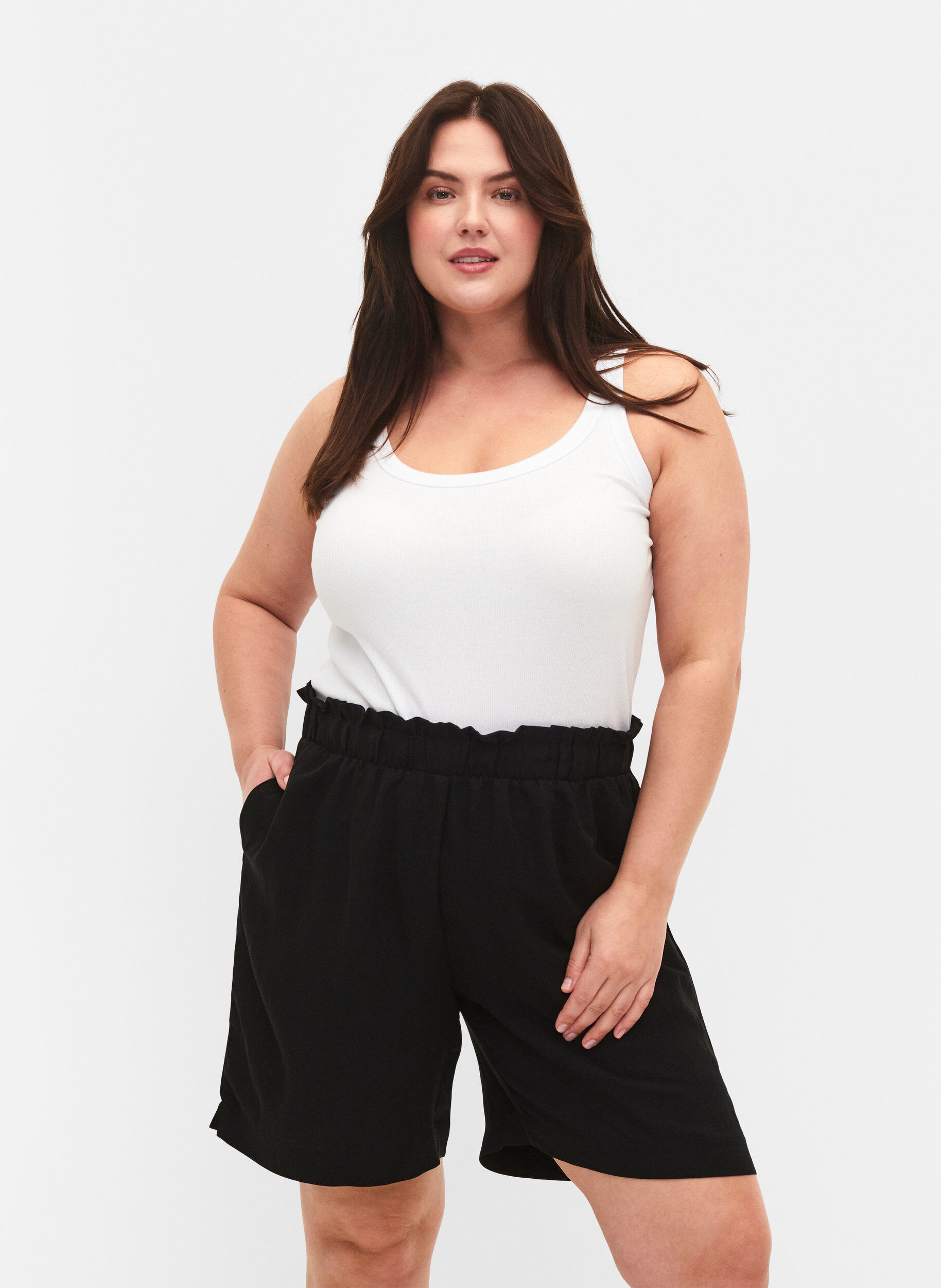 Zizzi Lockere kurze Hose aus Viskose, Black, Model image number 0