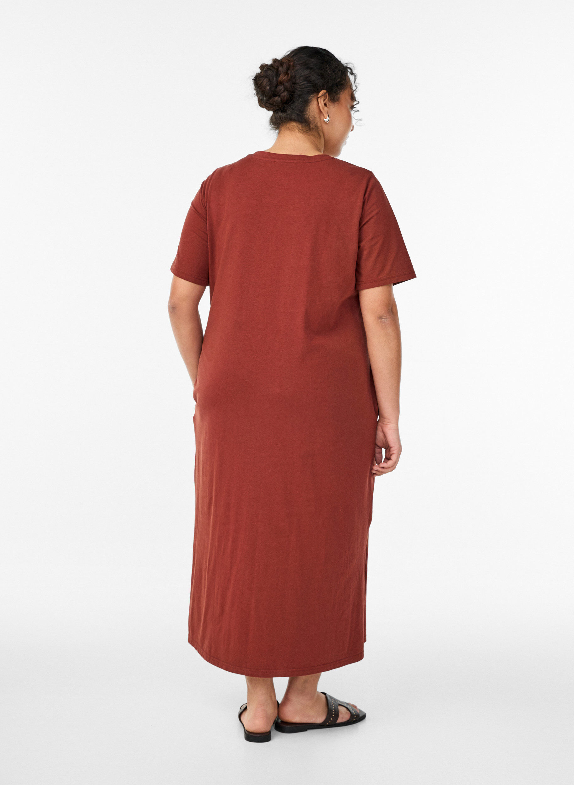 Zizzi Midi-T-Shirtkleid mit V-Ausschnitt, Rot, Model image number 1