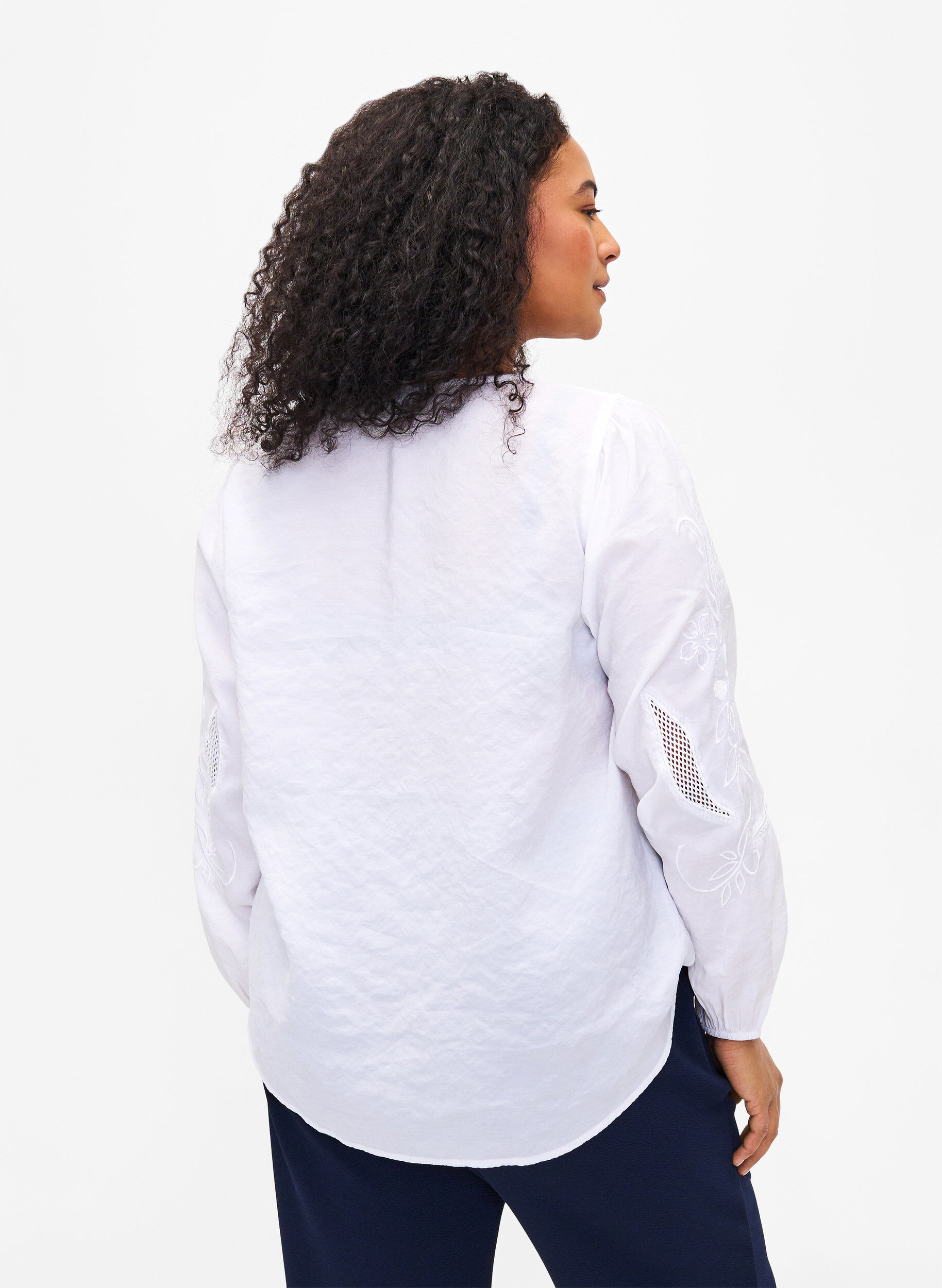 Zizzi Bluse aus TENCEL&trade;-Modal mit gestickten Details, Bright White, Model image number 1
