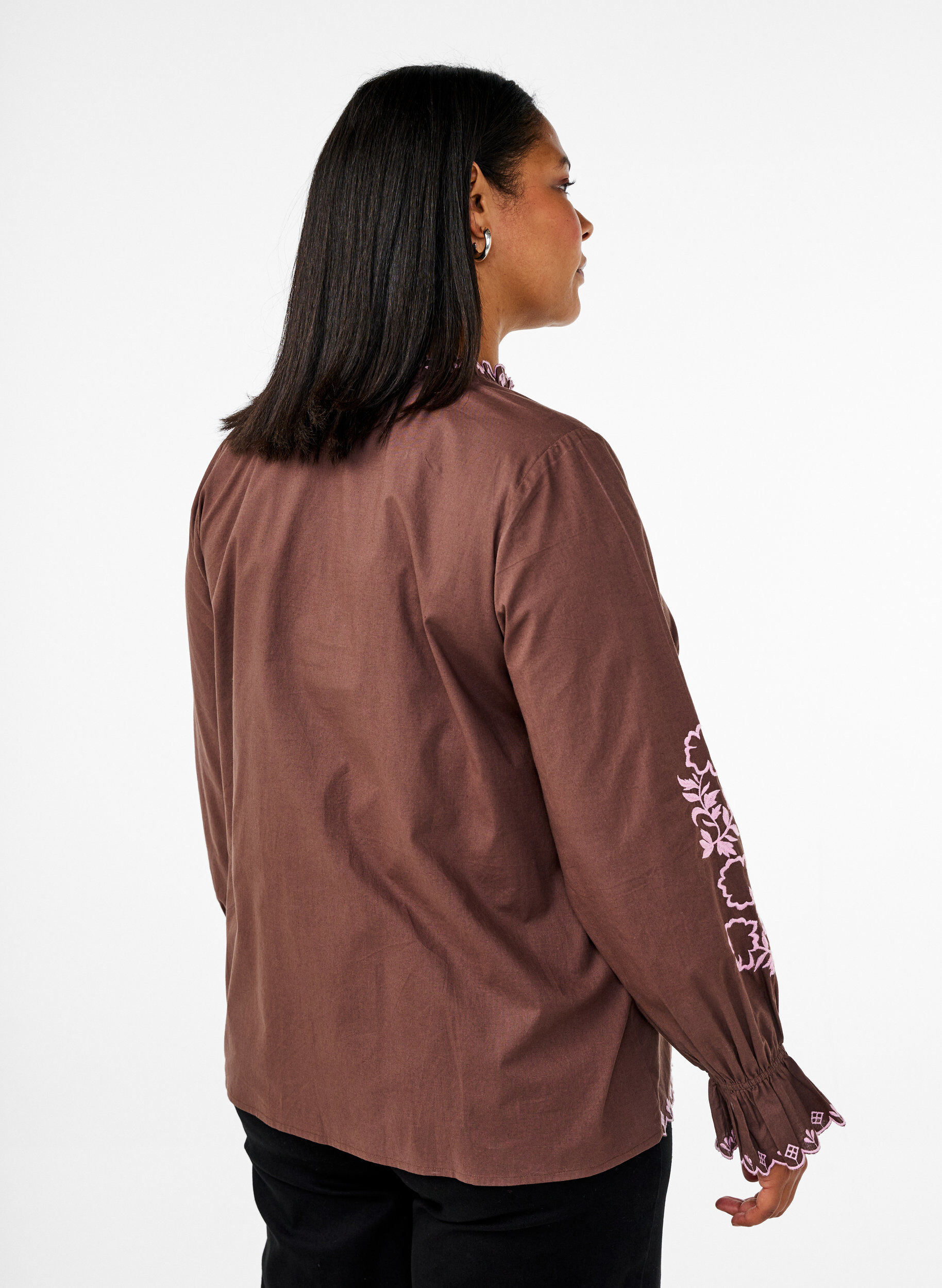 Zizzi Bluse mit Stickerei und R&uuml;schendetails, Braun, Model image number 2