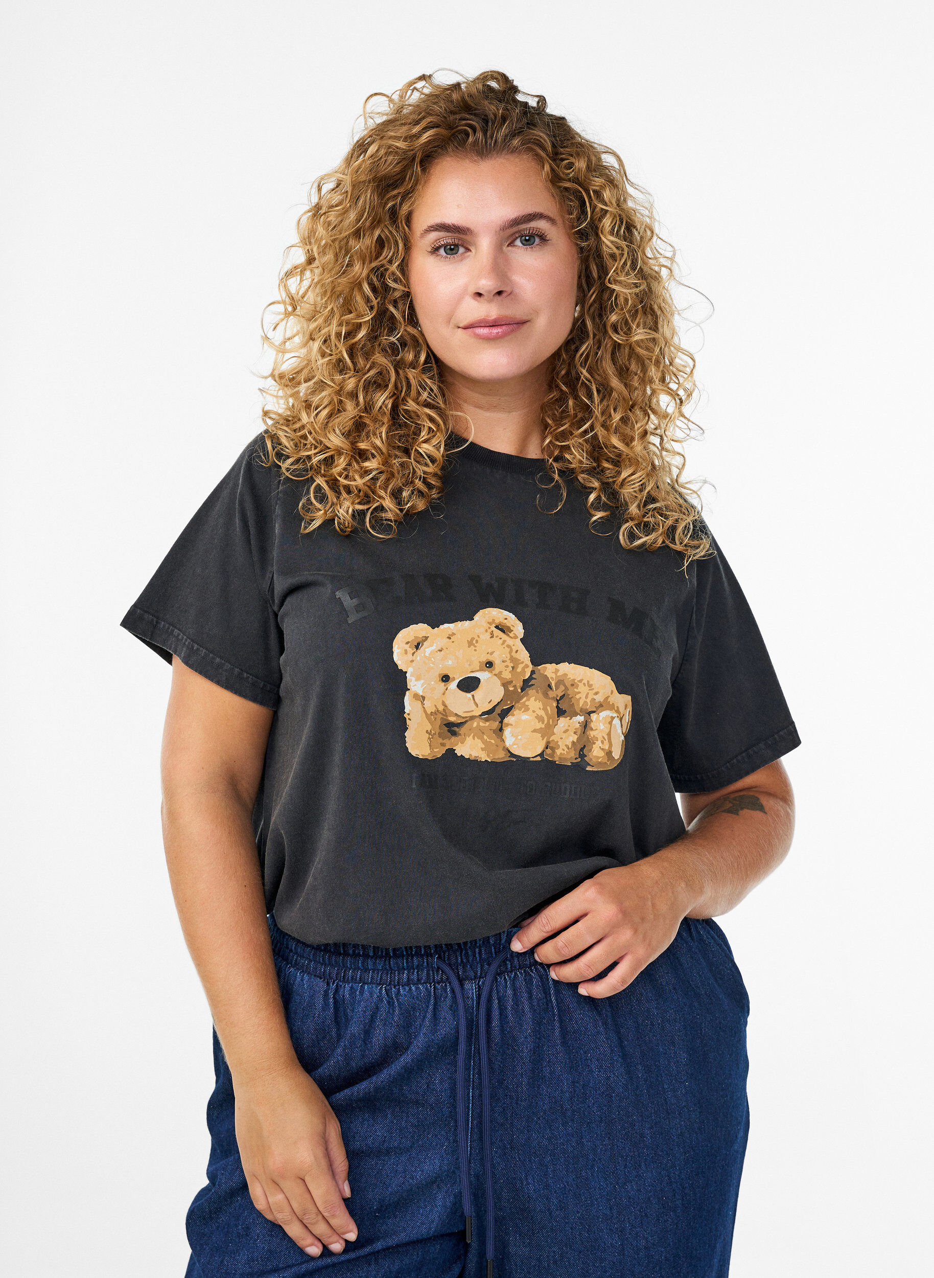Zizzi T-Shirt mit Teddyb&auml;r-Print und abgenutzter Optik, Grau, Model image number 0