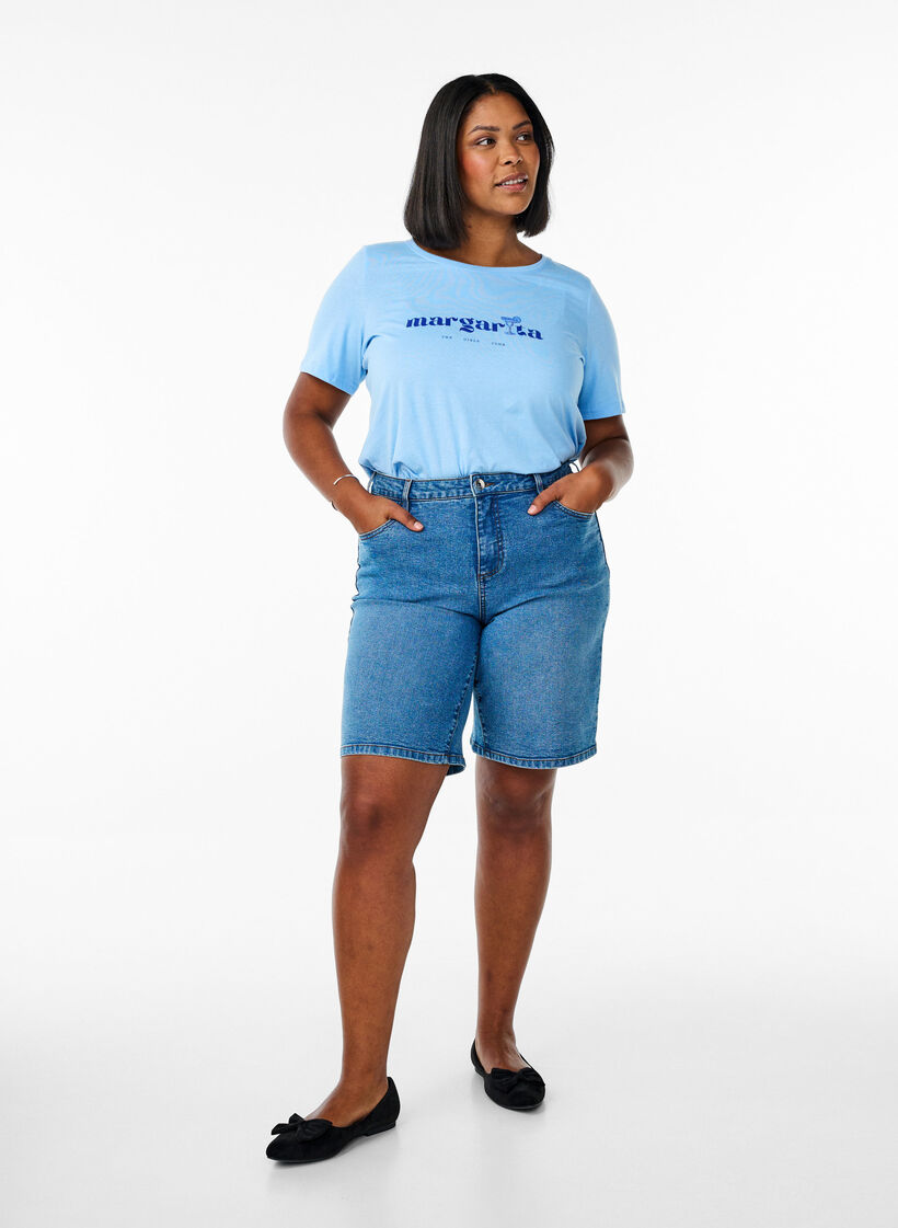 Locker sitzende Jeansshorts mit hoher Taille, Blau, Model image number 1