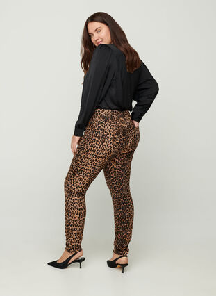 Amy Jeans mit Print, Leopard, Model image number 0
