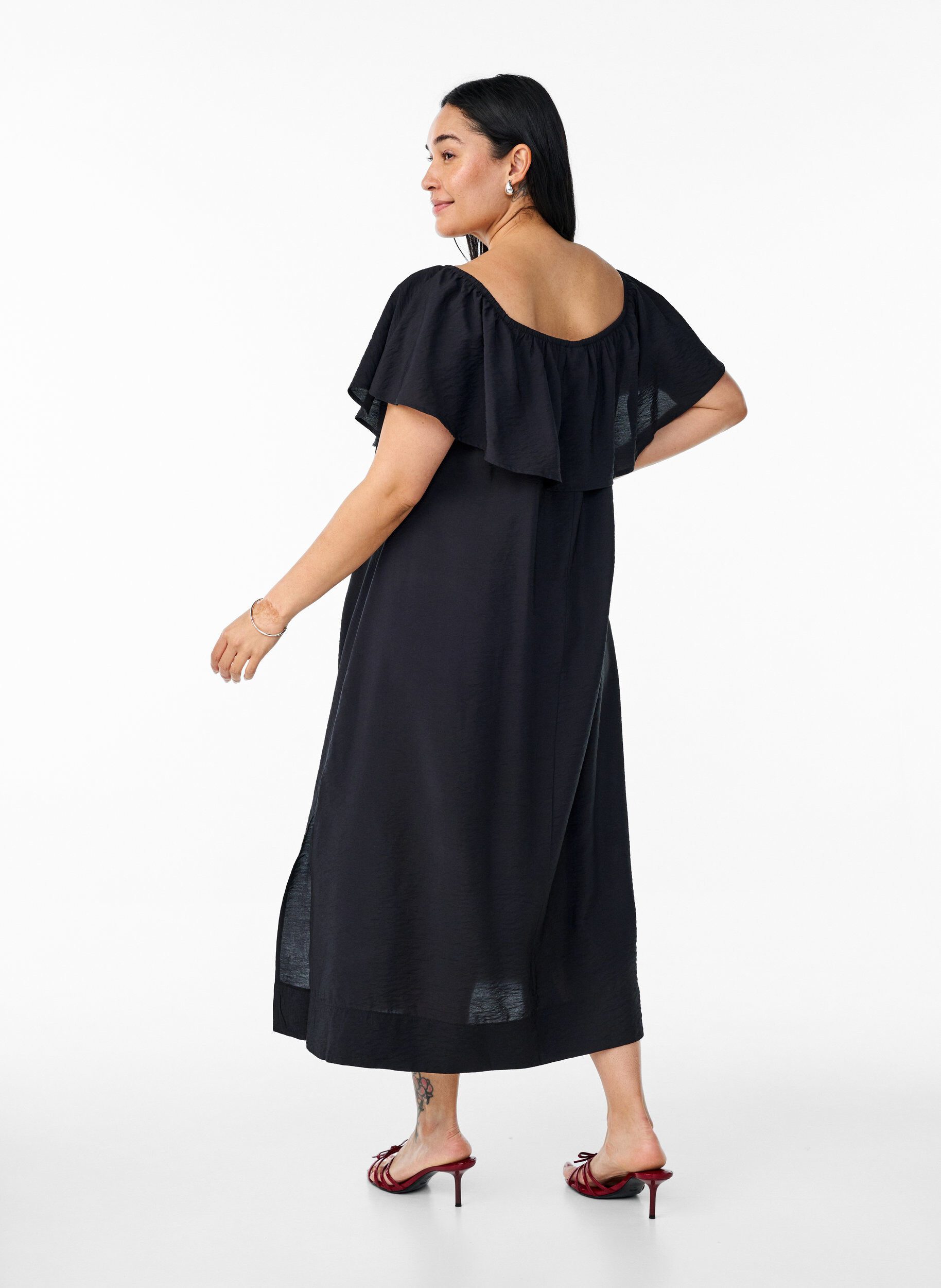 Zizzi Midi-Kleid mit gerafftem Saum und Schlitz., Black, Model image number 1
