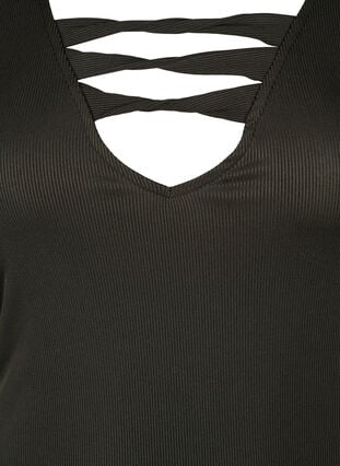 Eng anliegendes Kleid mit V-Ausschnitt und Riemendetail, Black, Packshot image number 2