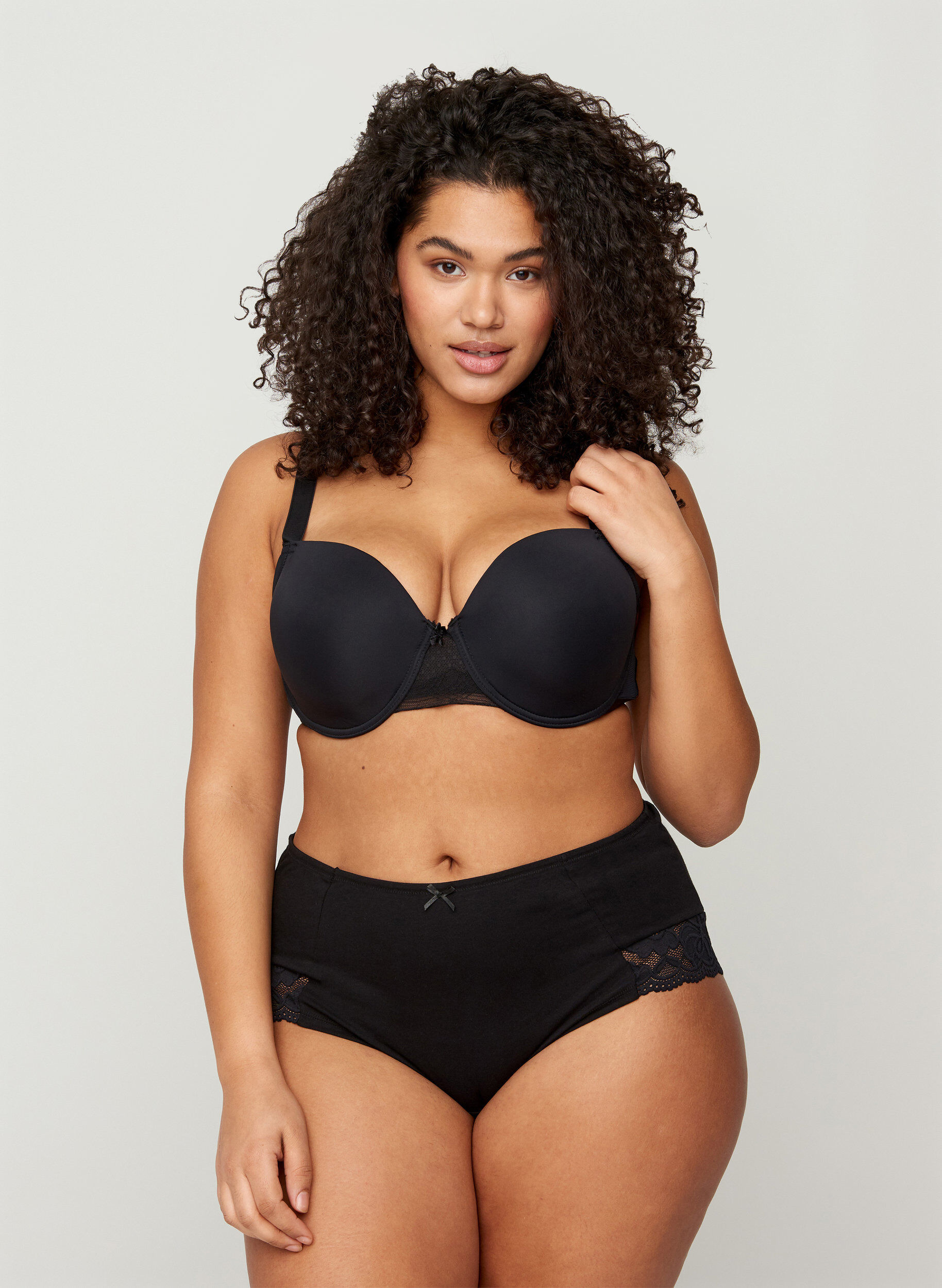 Zizzi 3er Pack Hipster-Panties mit Spitzenb&uuml;ndchen, Schwarz, Model image number 1