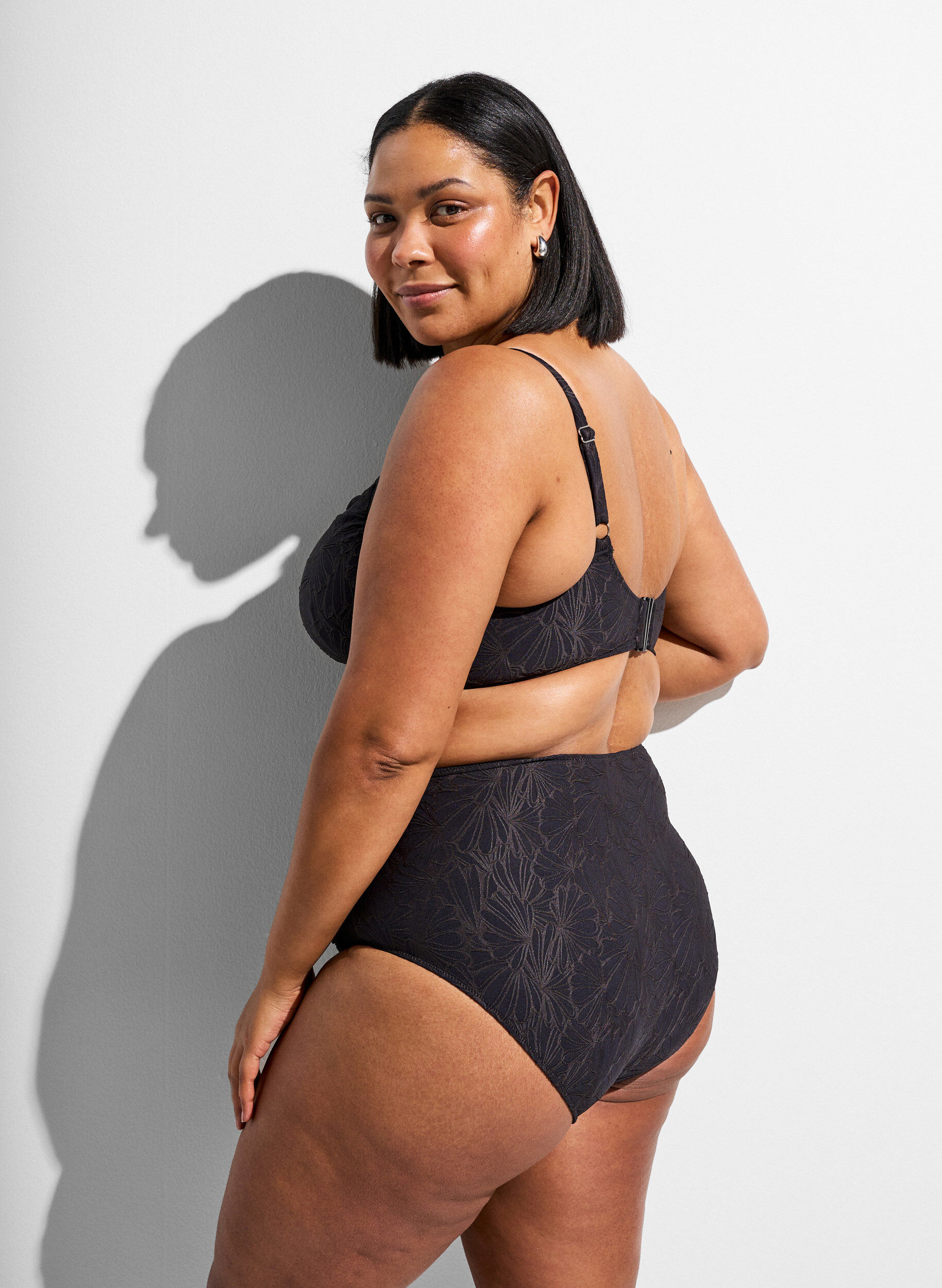 Zizzi Hoch taillierte Bikinihose mit Strukturmuster, Grau, Model image number 1