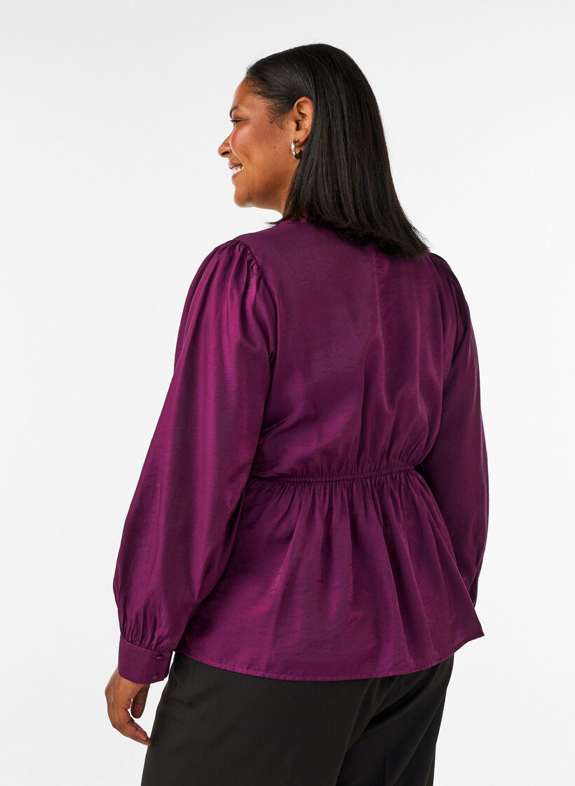 Gl&auml;nzende Bluse aus Viskose mit Peplum-Effekt, Lila, Model image number 2