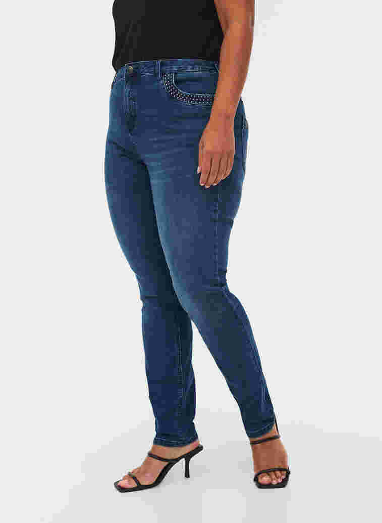 Nille Jeans mit hoher Taille und Nieten, Medium Blue denim, Model image number 3