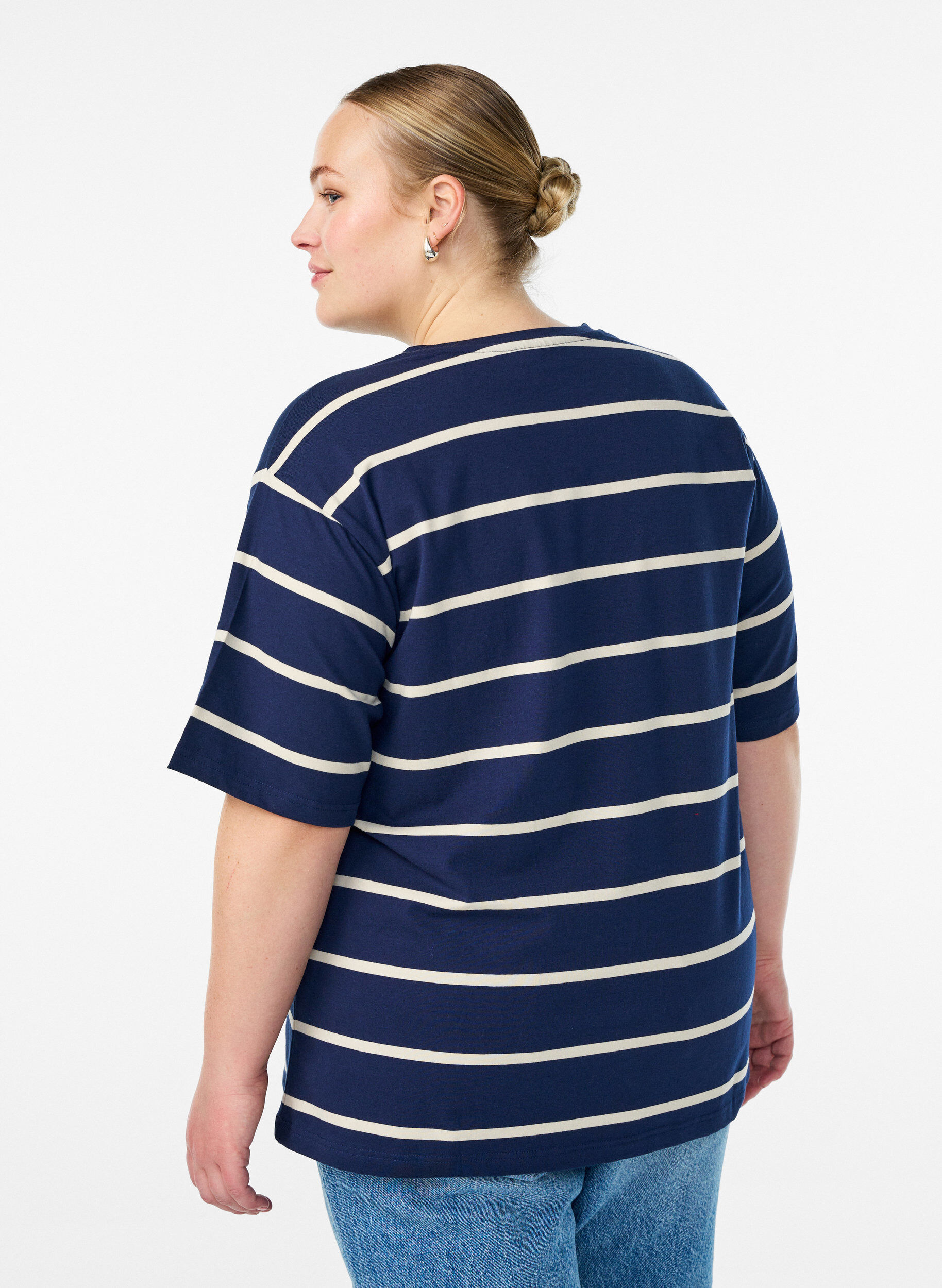 Zizzi T-Shirt mit Streifen und Leopardendetail, Blau, Model image number 2