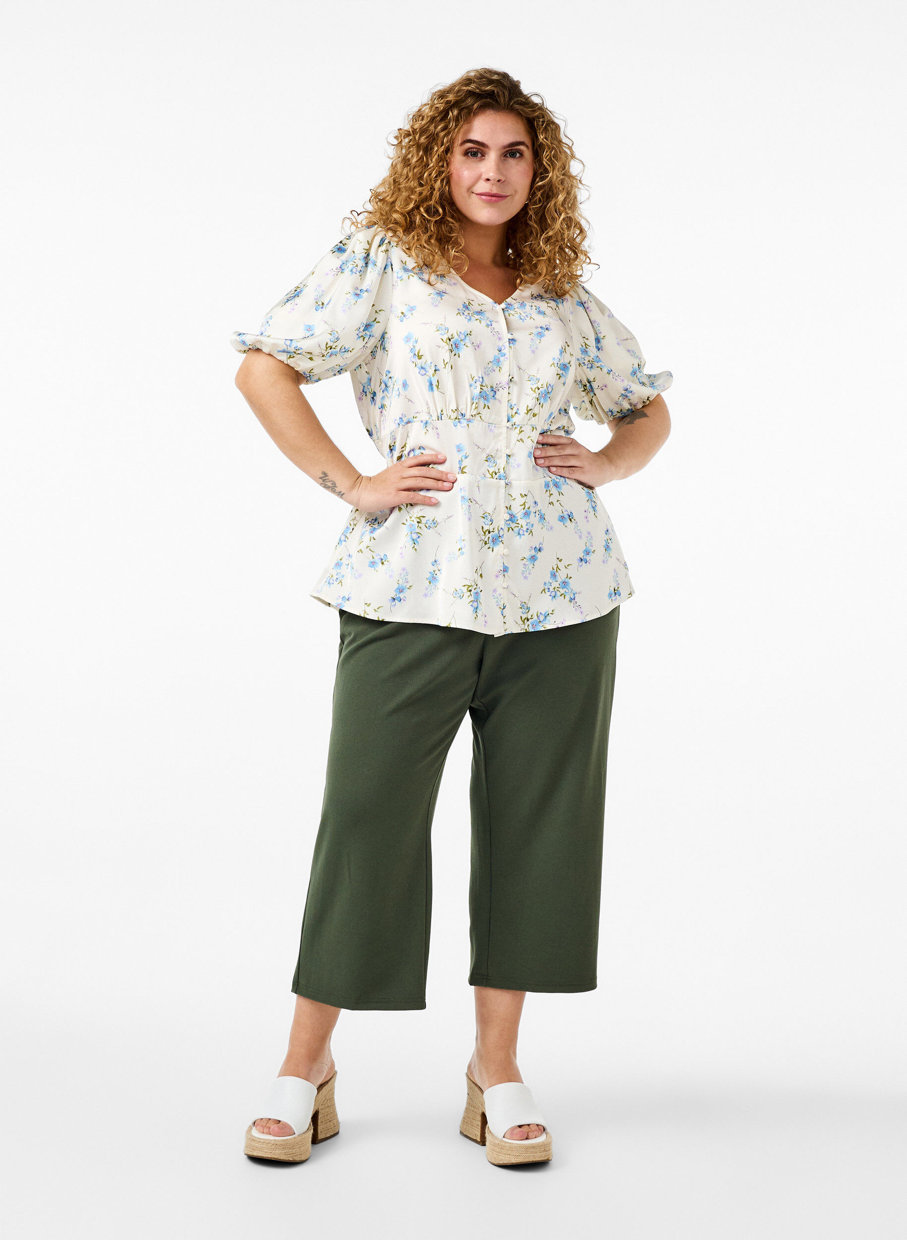 Zizzi Gebl&uuml;mte Satin-Bluse mit Puff&auml;rmeln, Off White Blue Fl., Model image number 2