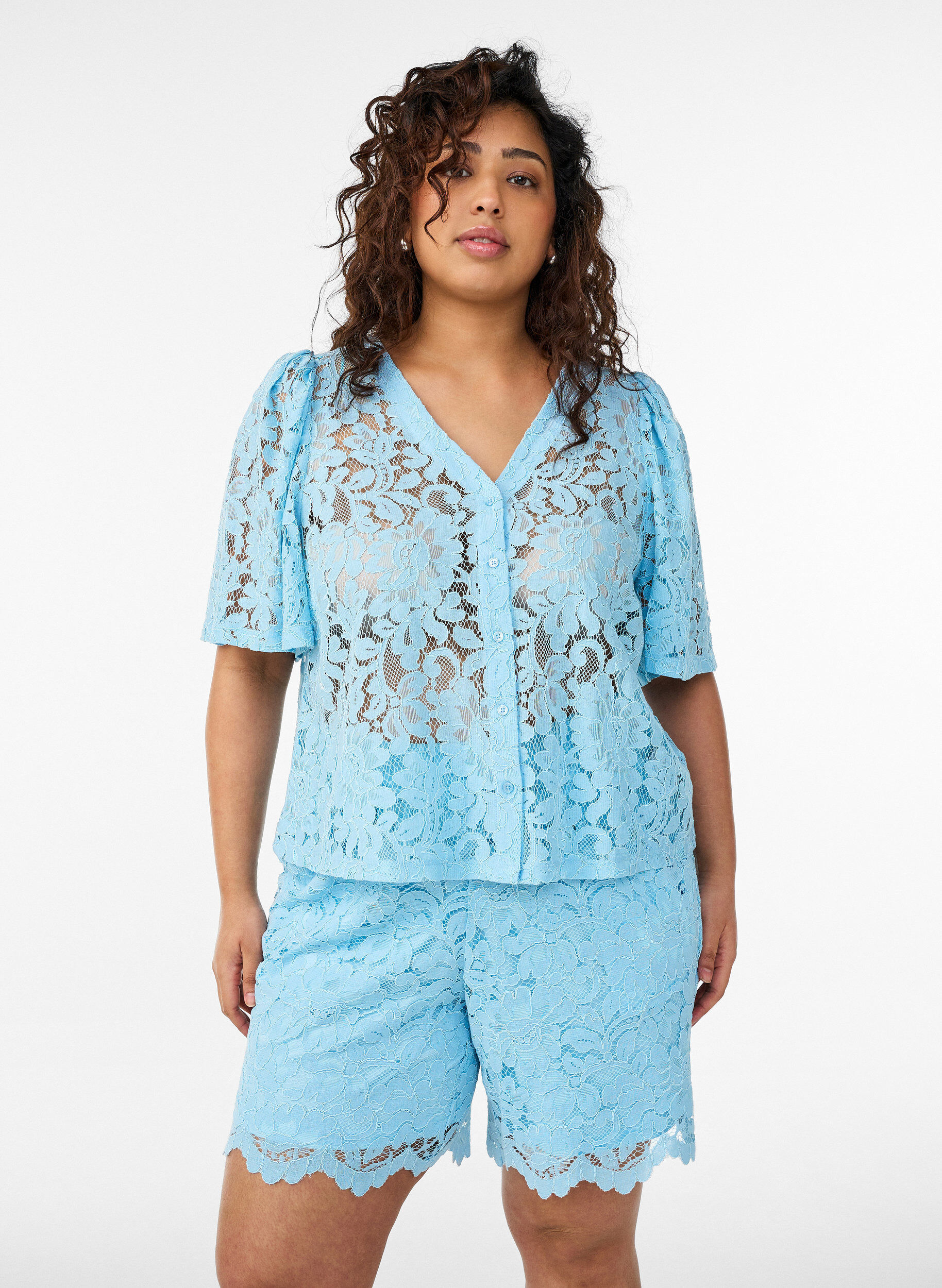 Zizzi Shorts aus Spitze mit hoher Taille und Taschen, Blau, Model image number 0