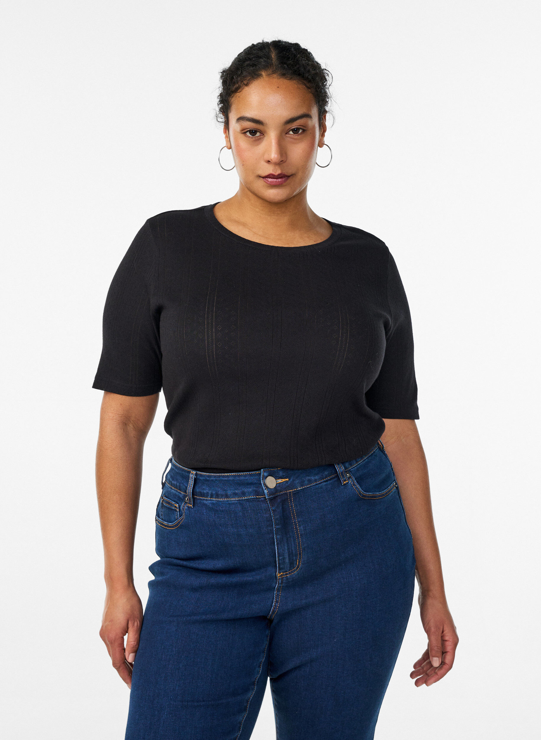 T-Shirt aus Baumwolle mit Lochstickerei, Schwarz, Model