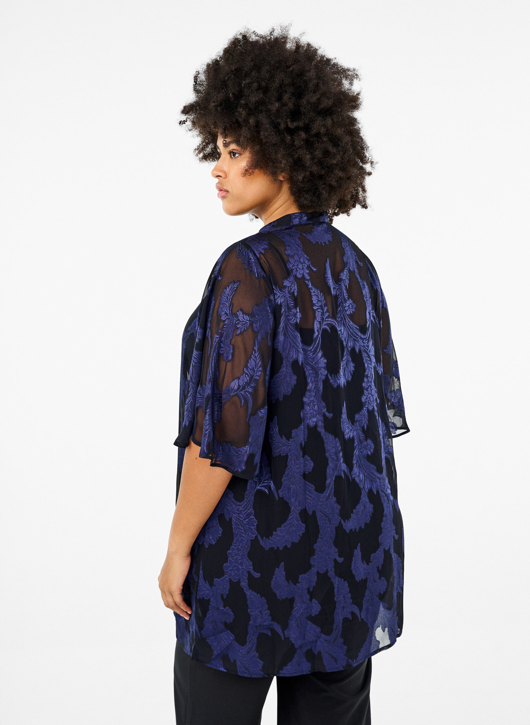 Zizzi Tunika aus Chiffon mit Jacquardmuster, Evening Blue, Model image number 1