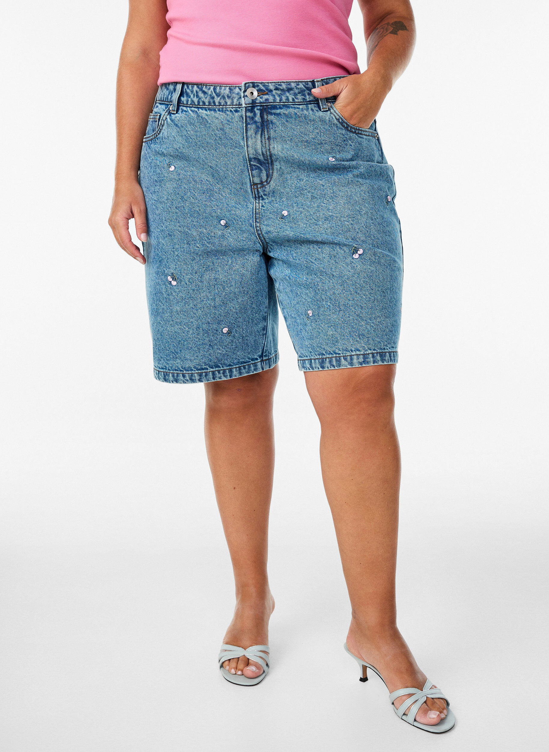 ZizziHoch taillierte Denimshorts mit bestickten Motiven, Blau, Model image number 3