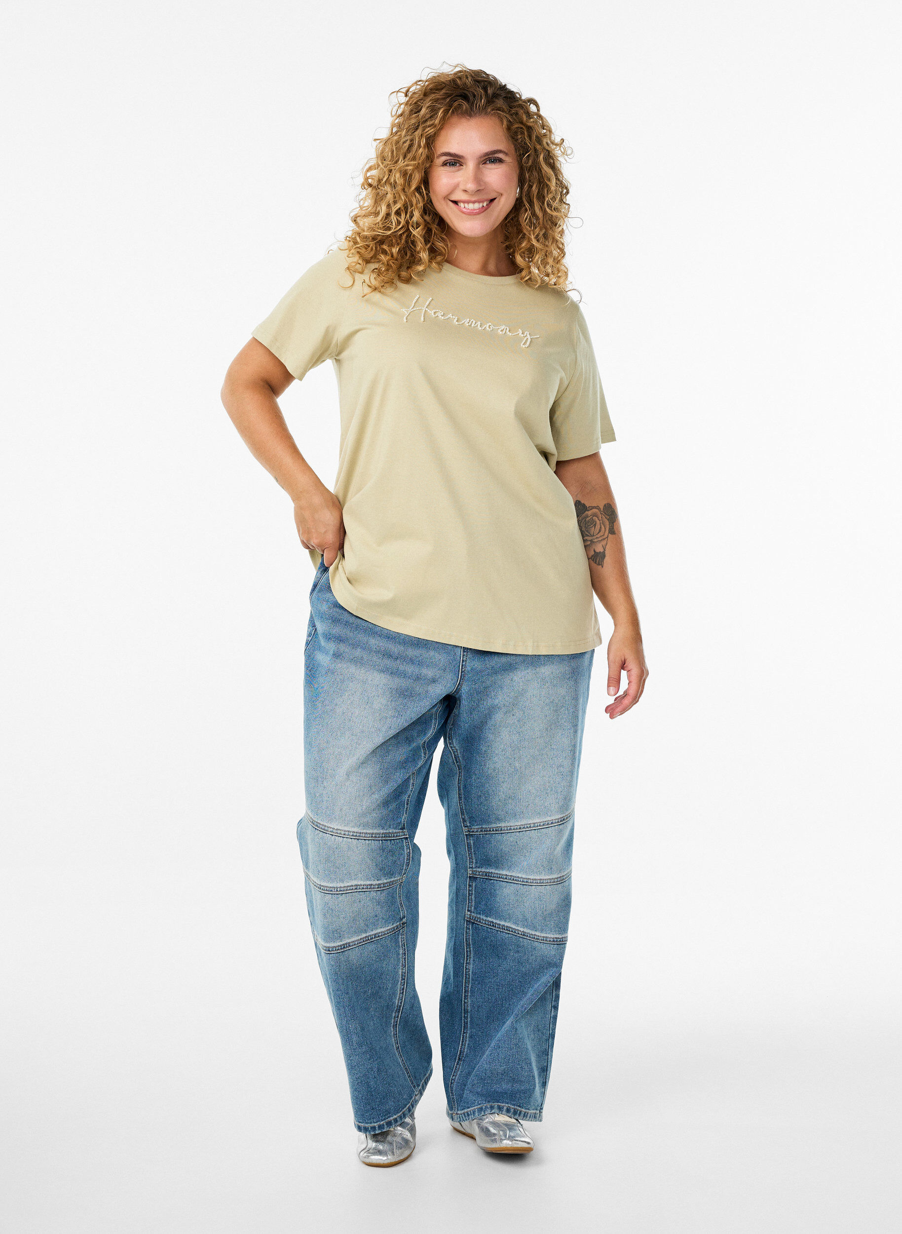 Zizzi T-Shirt aus Bio-Baumwolle mit Perlmutt-Text, Beige, Model image number 1